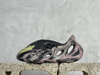 椰子洞洞鞋   adidas originals Yeezy Foam Runner 系列 