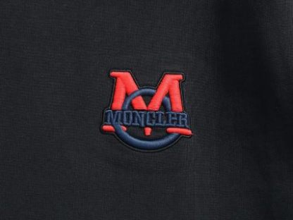 MONCLER  蒙口 红蓝交错字母刺绣