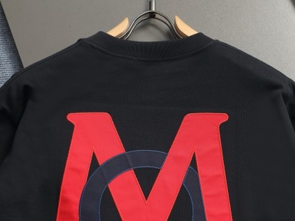 MONCLER  蒙口 红蓝交错字母刺绣