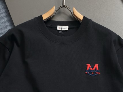 MONCLER  蒙口 红蓝交错字母刺绣