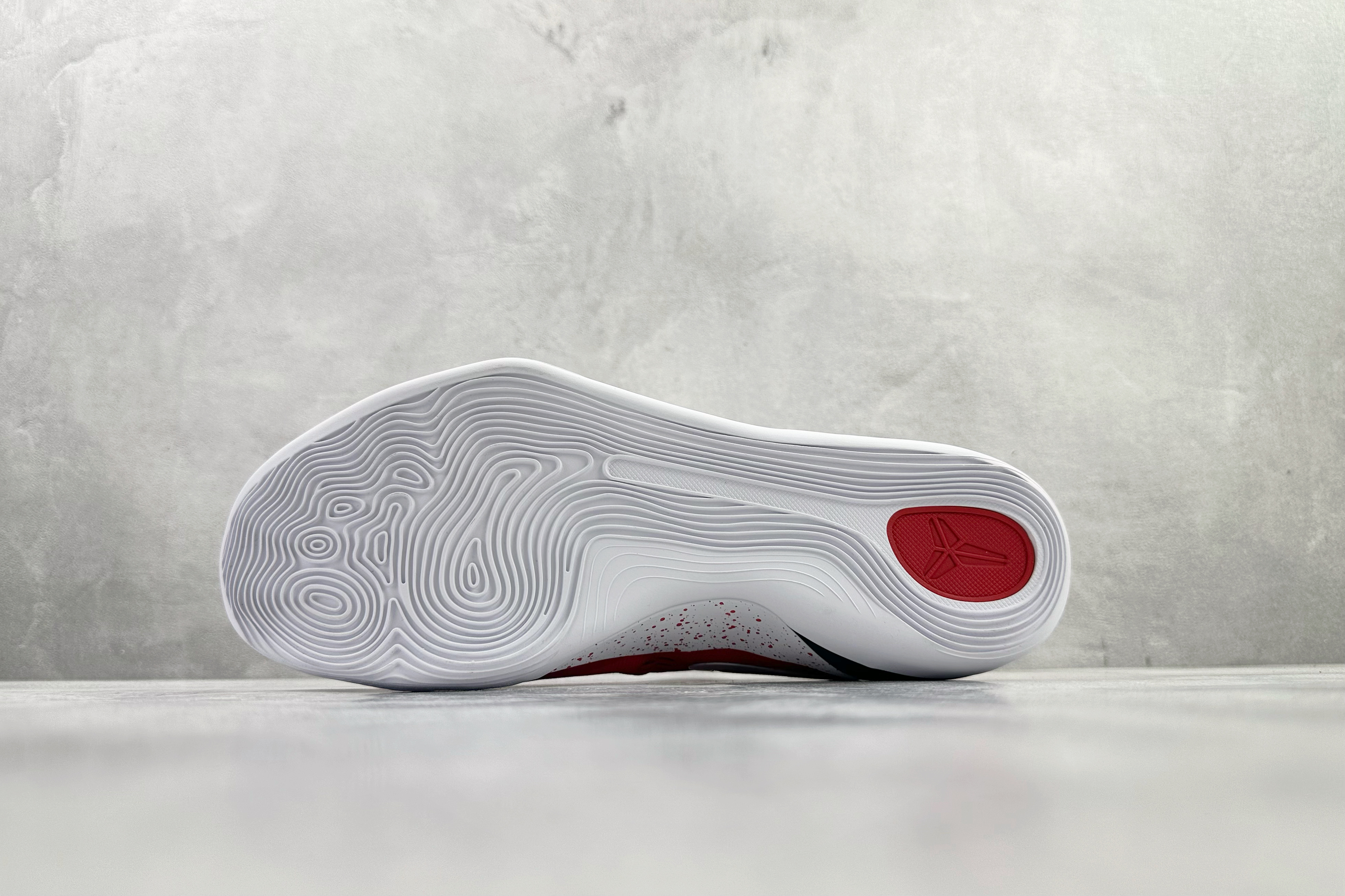 kobe 9 系列（尺寸建議偏大0.5號拿）