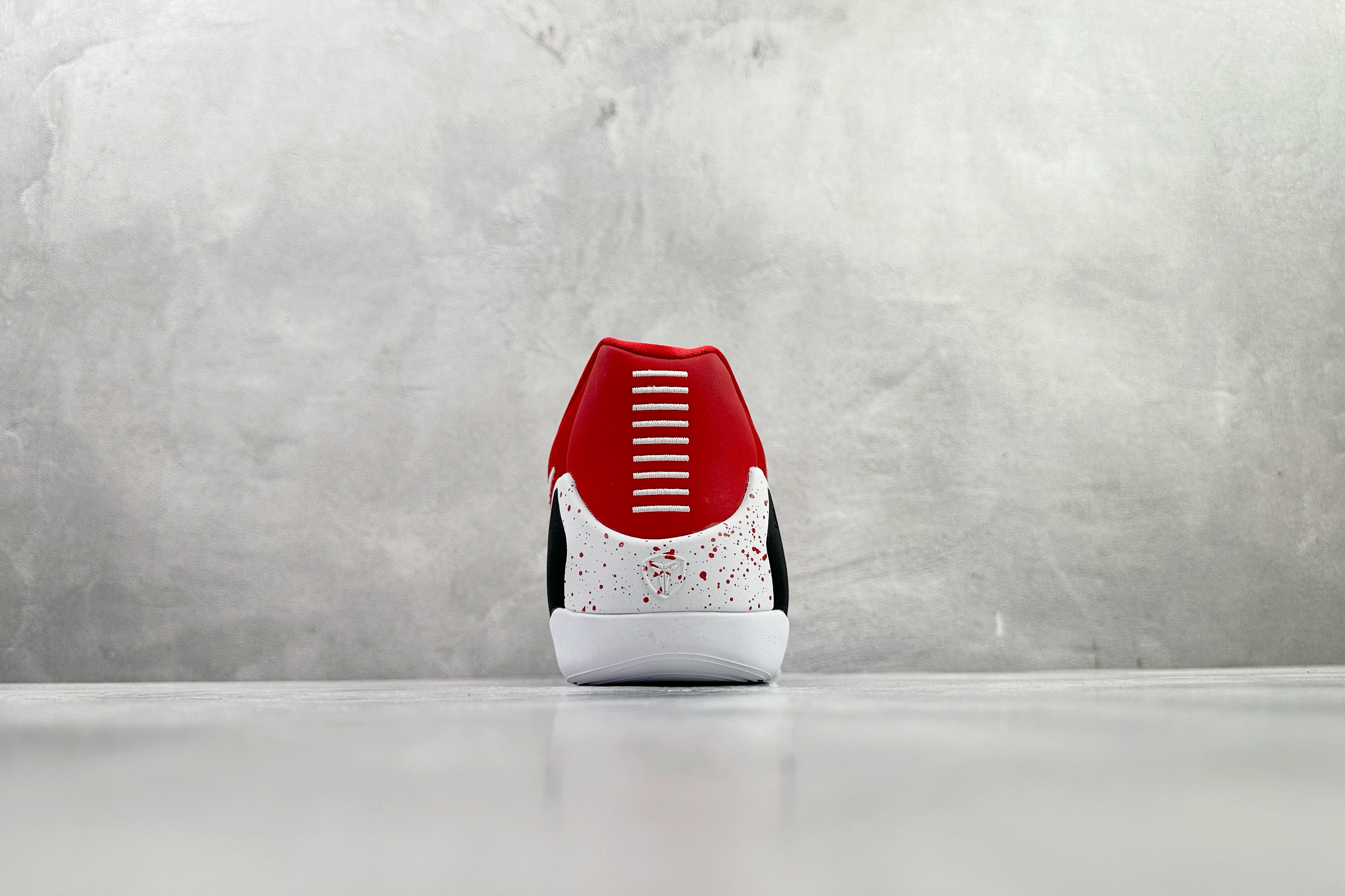 kobe 9 系列（尺寸建議偏大0.5號拿）