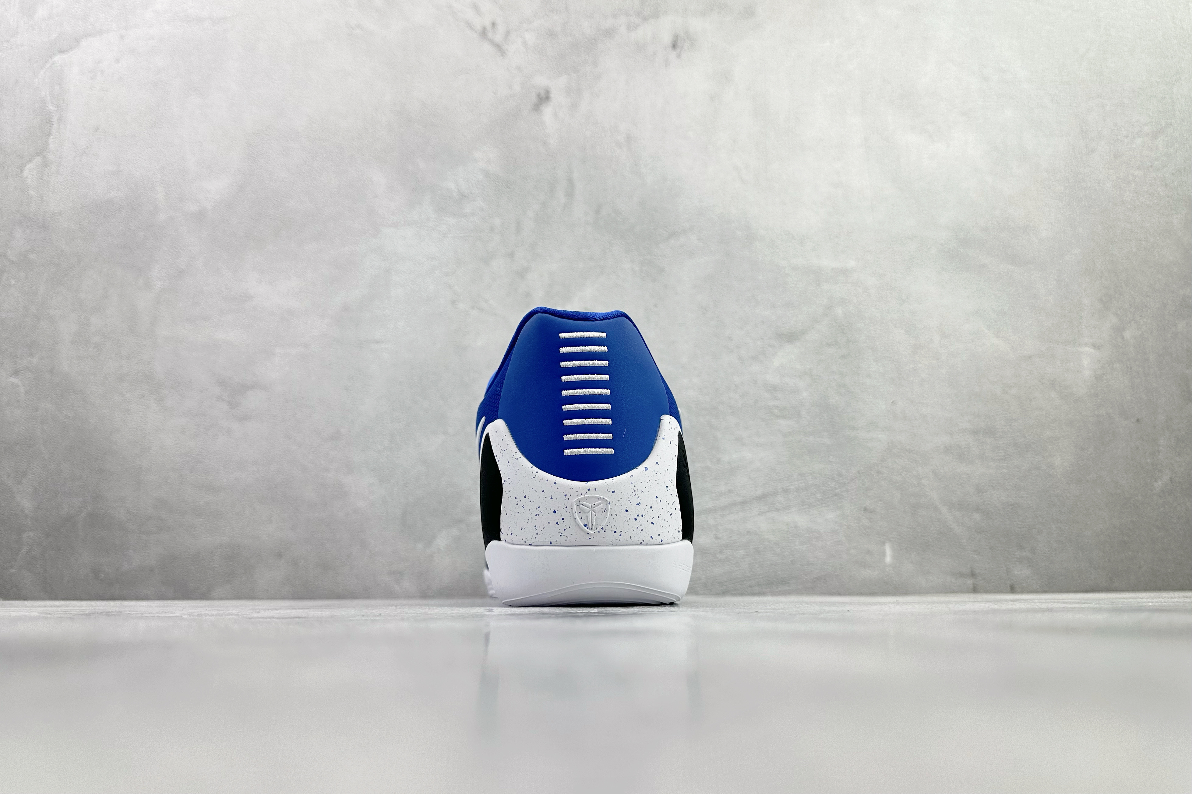 kobe 9 系列（尺寸建議偏大0.5號拿）