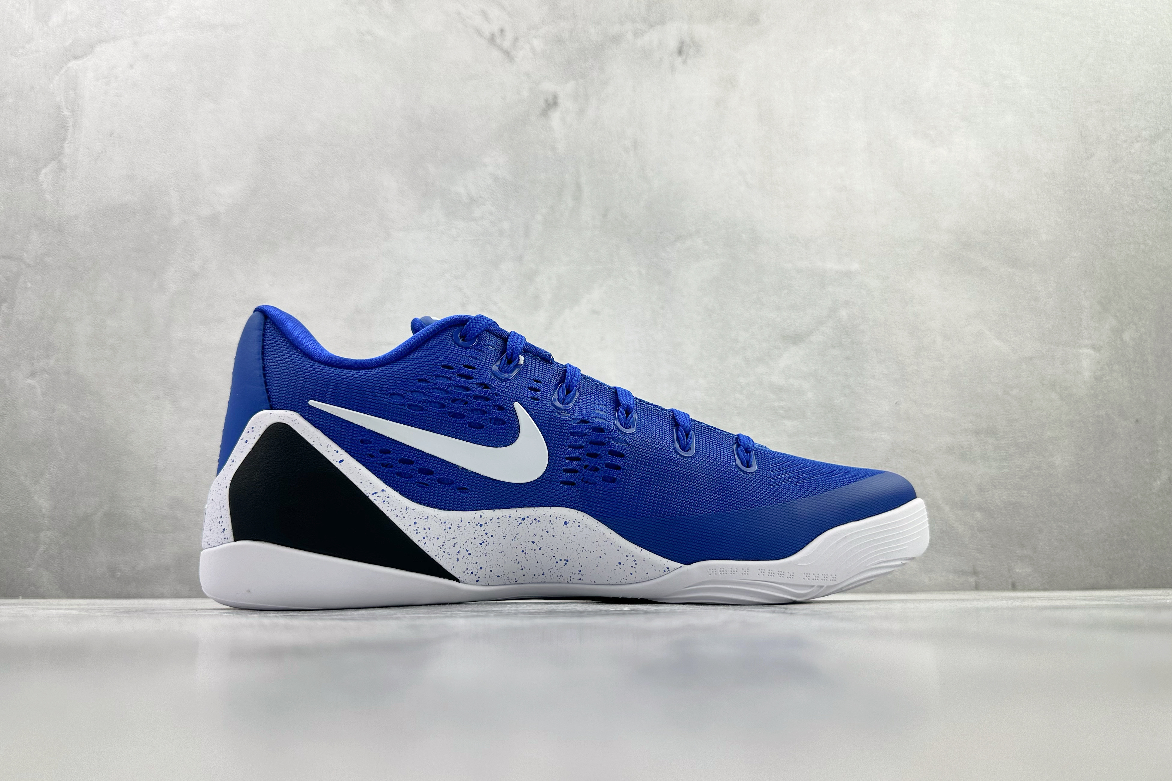 kobe 9 系列（尺寸建議偏大0.5號拿）