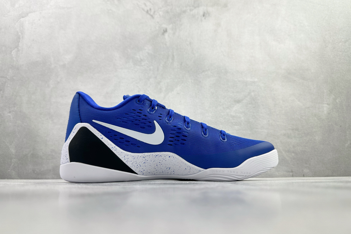 kobe 9 系列（尺寸建議偏大0.5號拿）