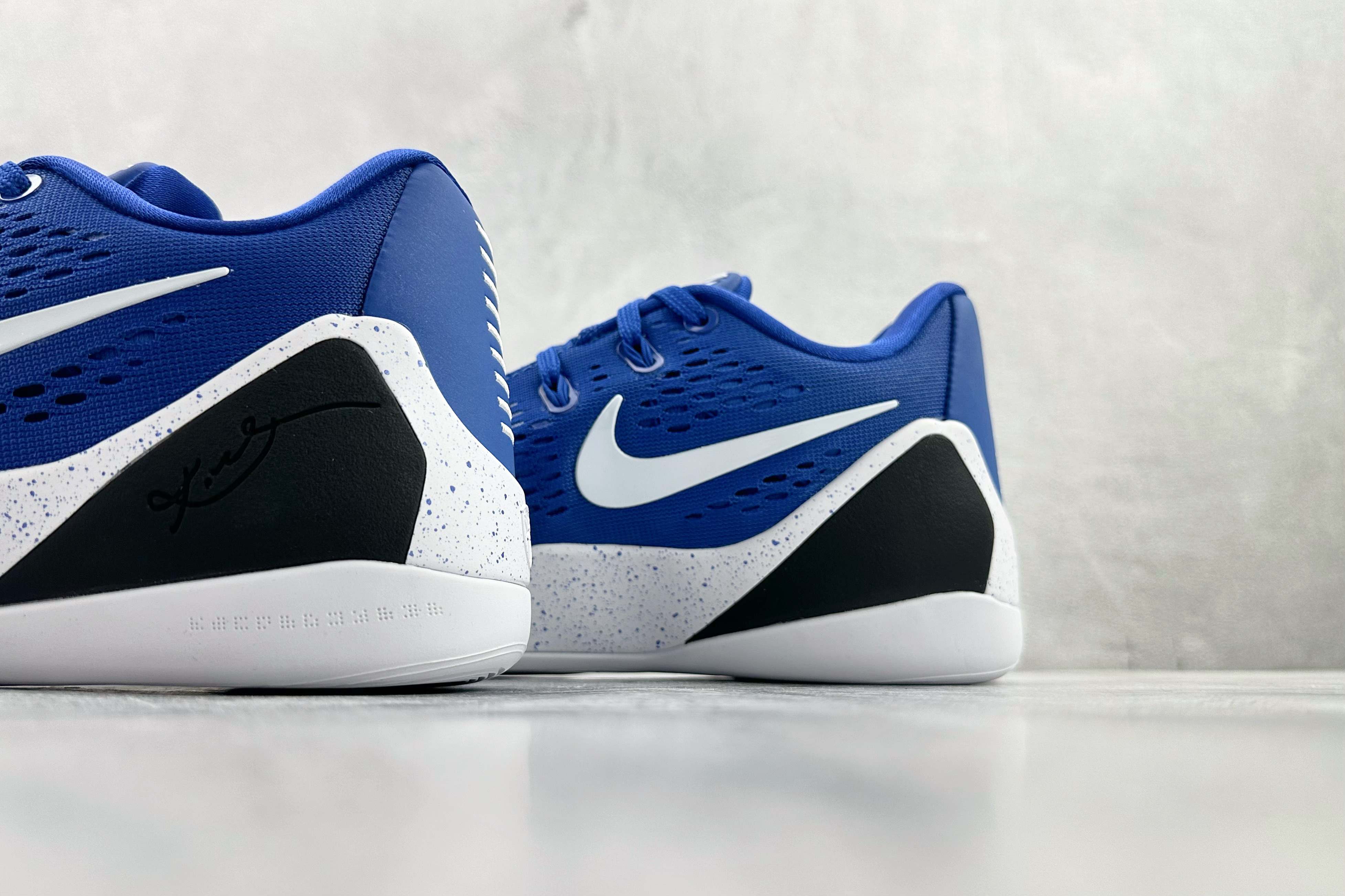 kobe 9 系列（尺寸建議偏大0.5號拿）