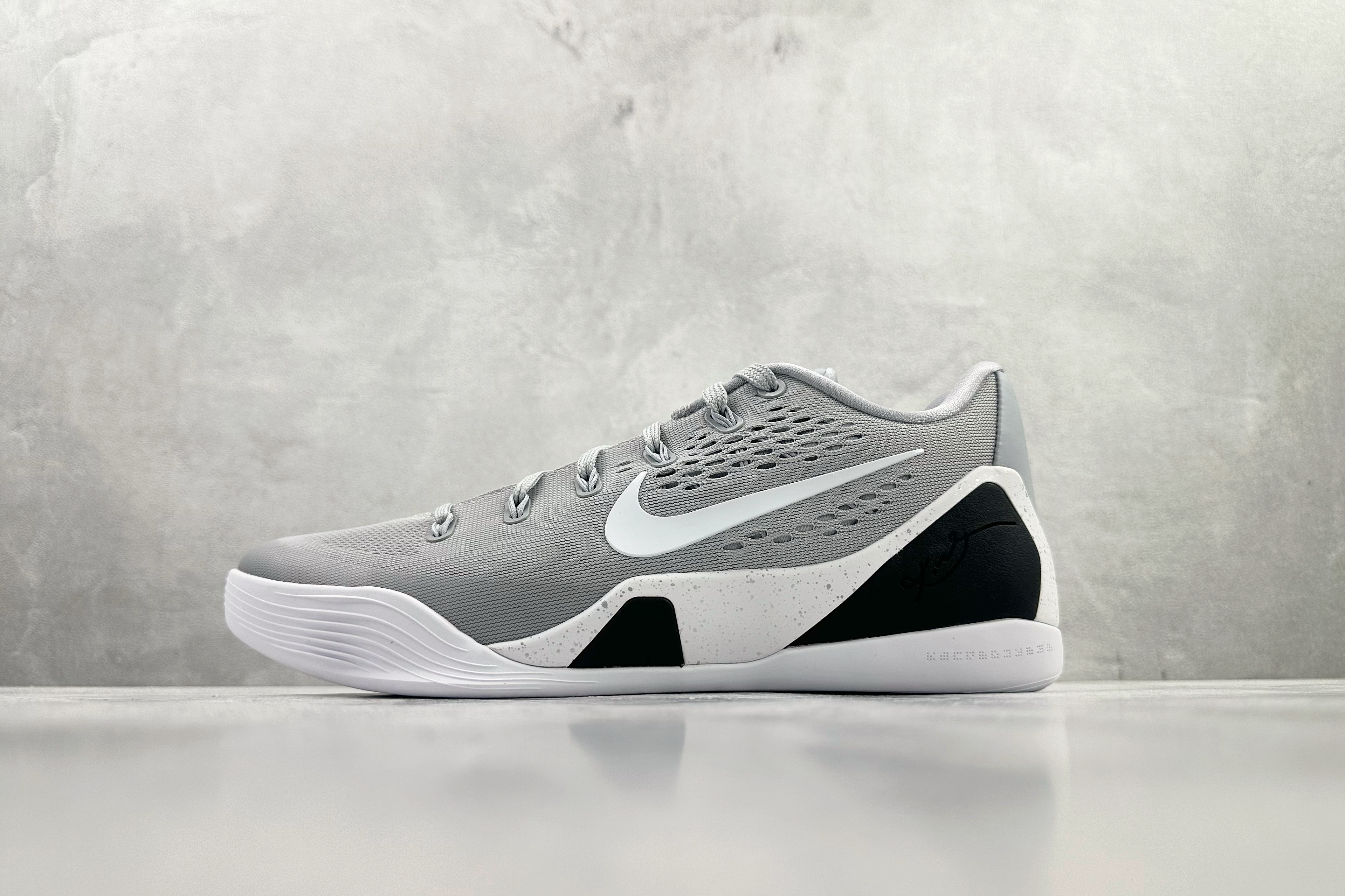 kobe 9 系列（尺寸建議偏大0.5號拿）