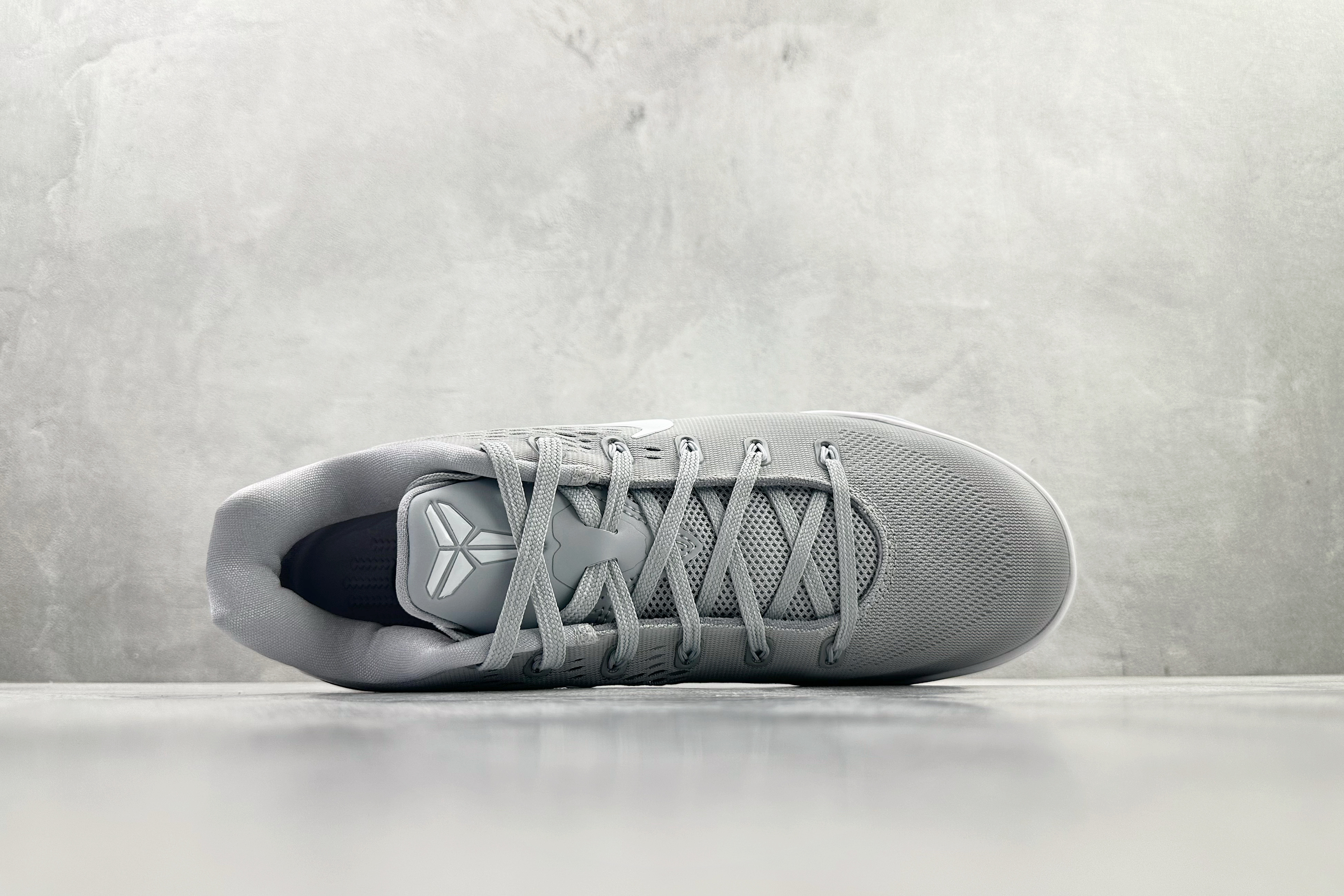 kobe 9 系列（尺寸建議偏大0.5號拿）