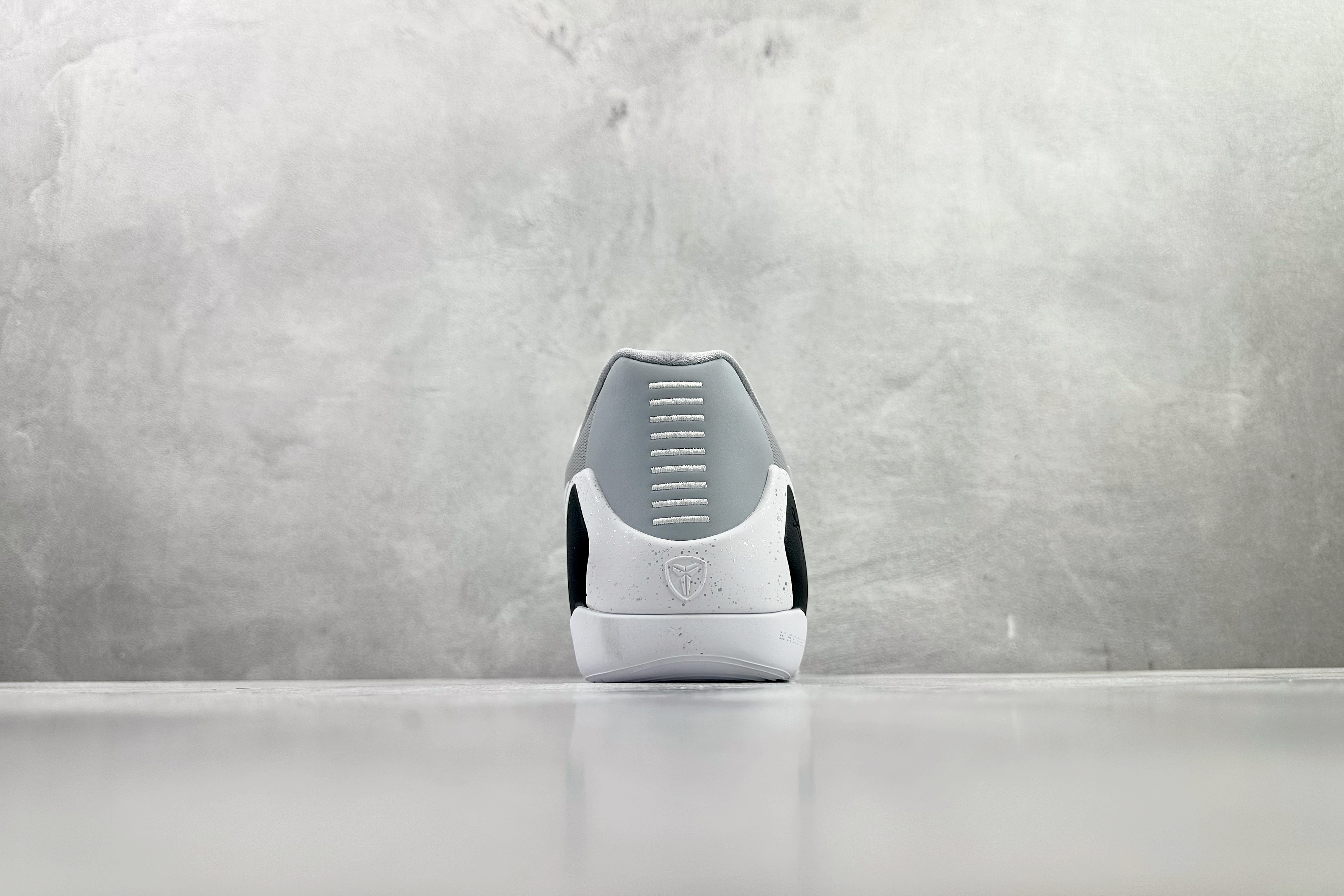 kobe 9 系列（尺寸建議偏大0.5號拿）