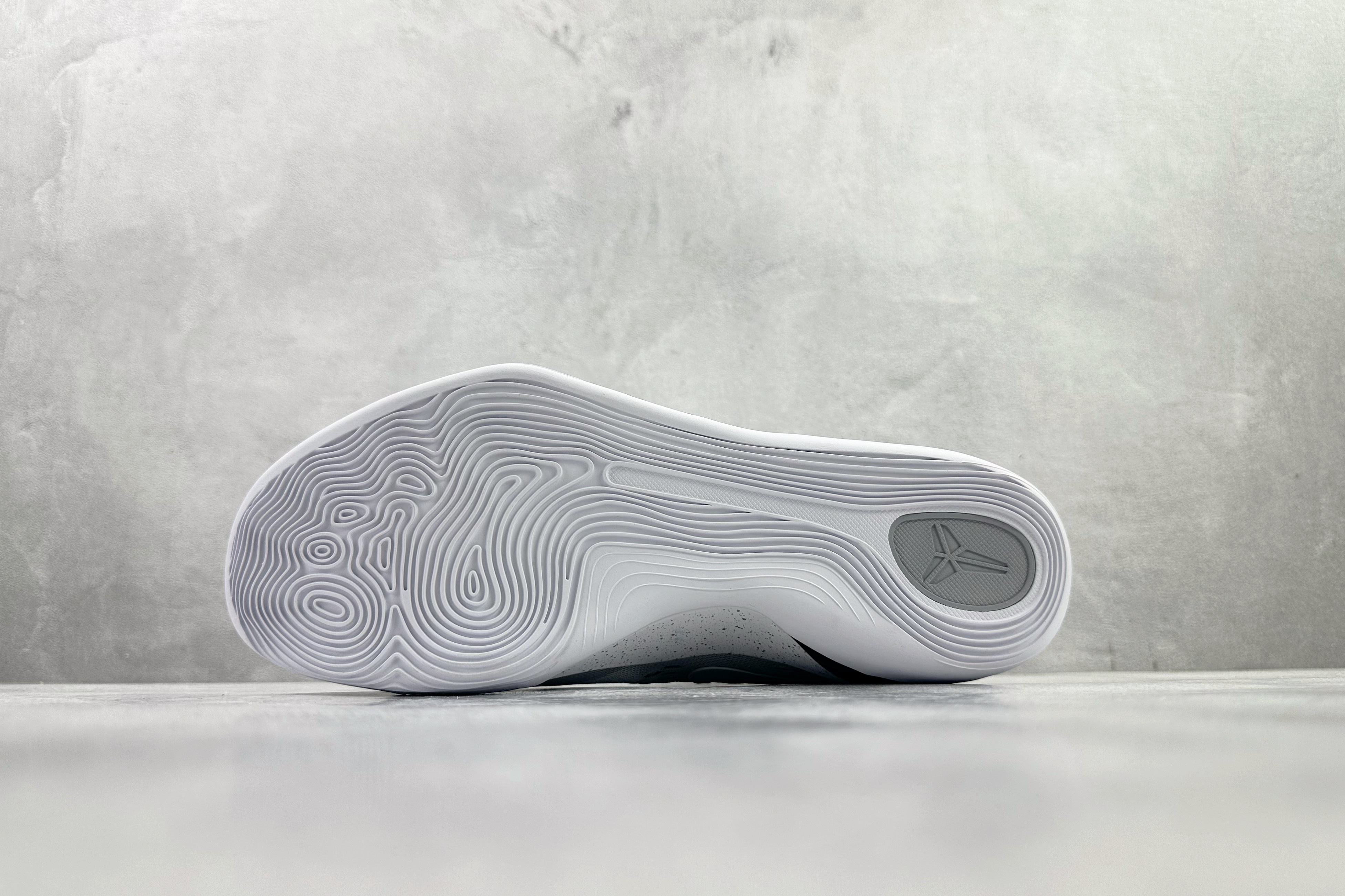 kobe 9 系列（尺寸建議偏大0.5號拿）
