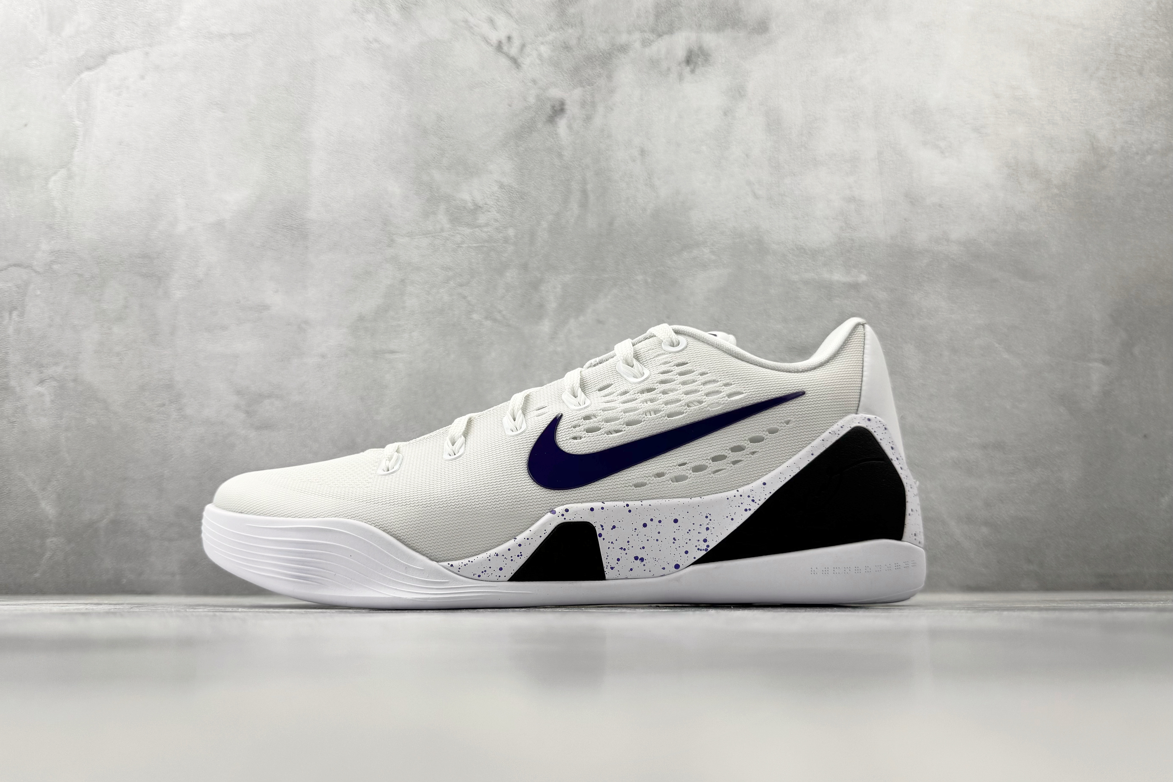 kobe 9 系列（尺寸建議偏大0.5號拿）
