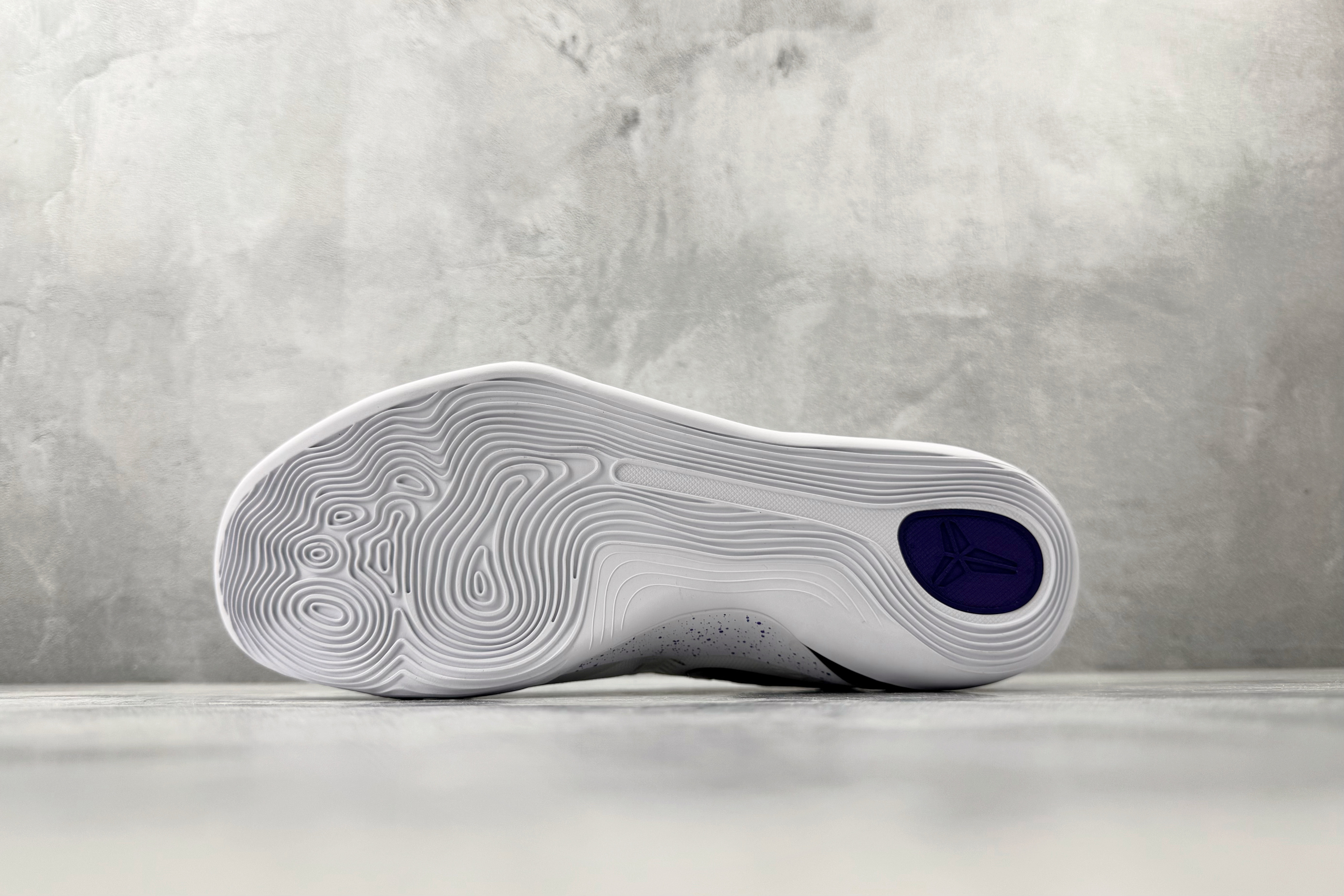 kobe 9 系列（尺寸建議偏大0.5號拿）