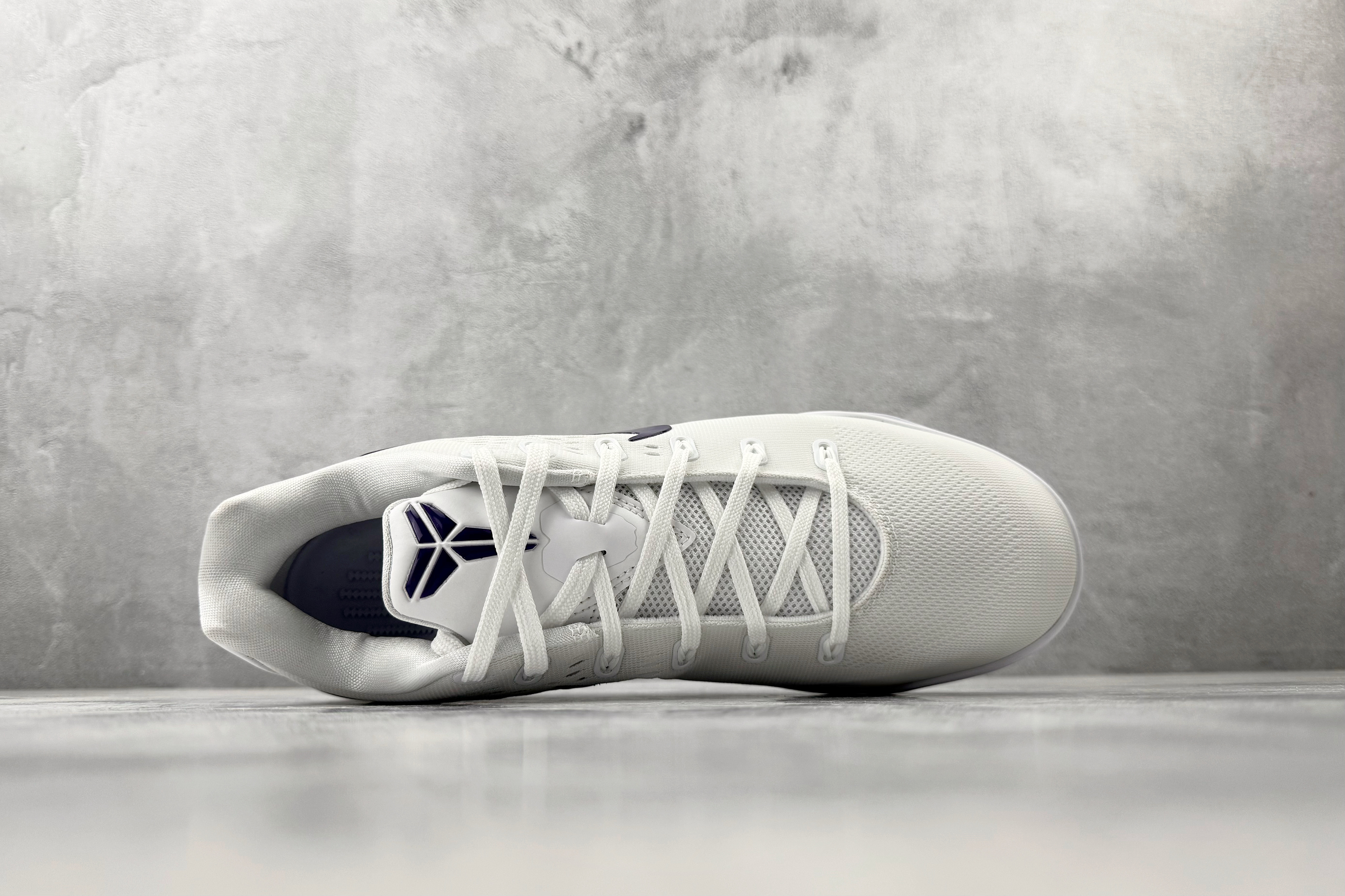 kobe 9 系列（尺寸建議偏大0.5號拿）