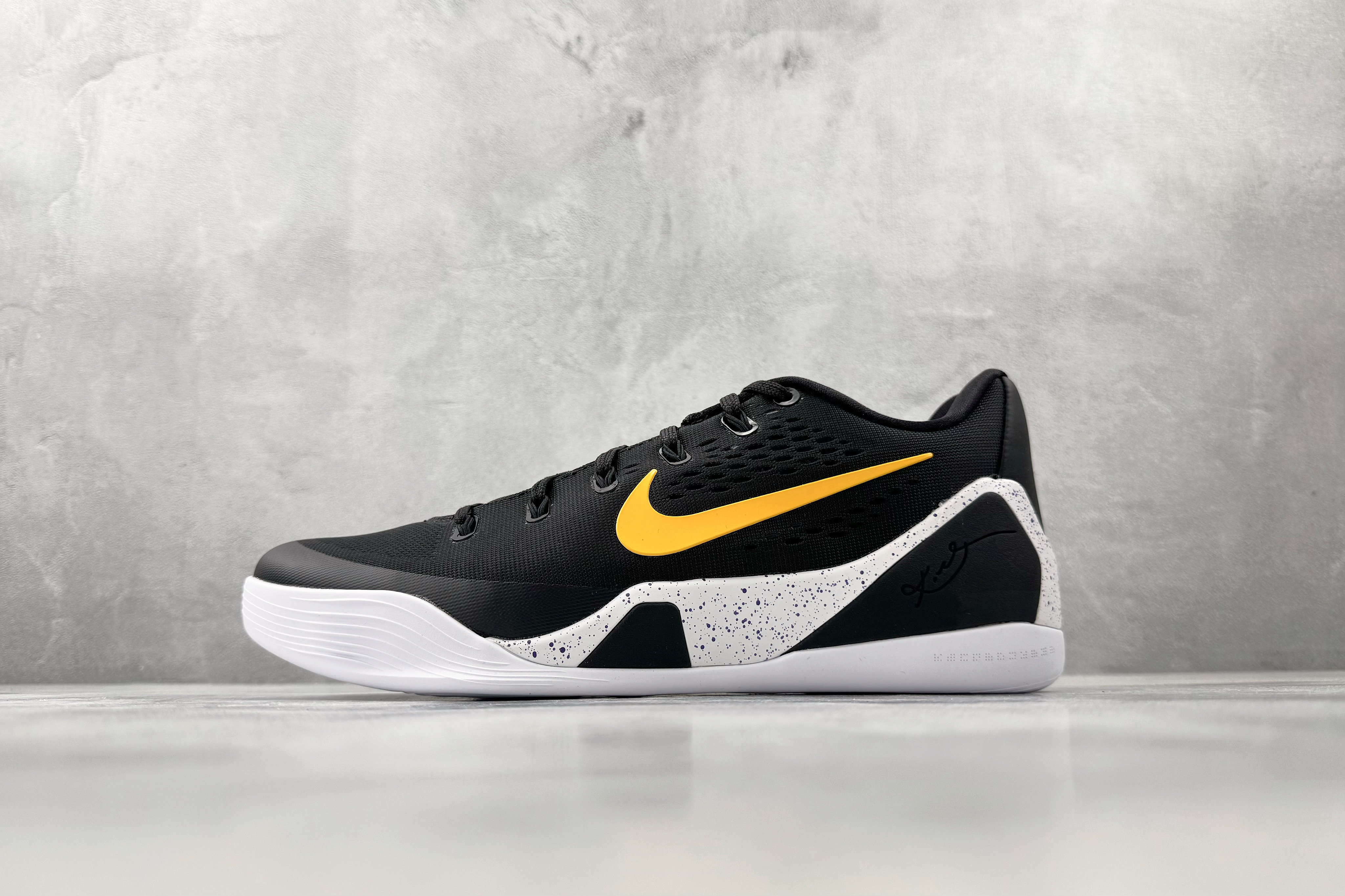 kobe 9 系列（尺寸建議偏大0.5號拿）