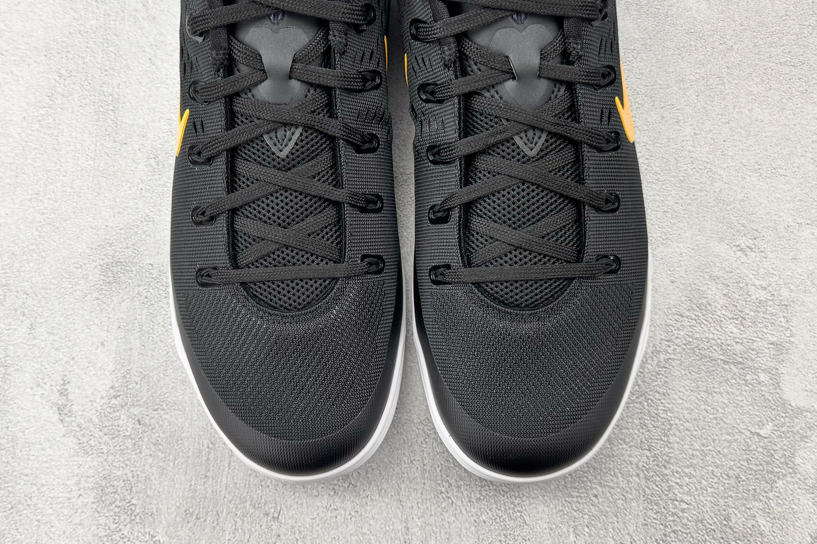 kobe 9 系列（尺寸建議偏大0.5號拿）