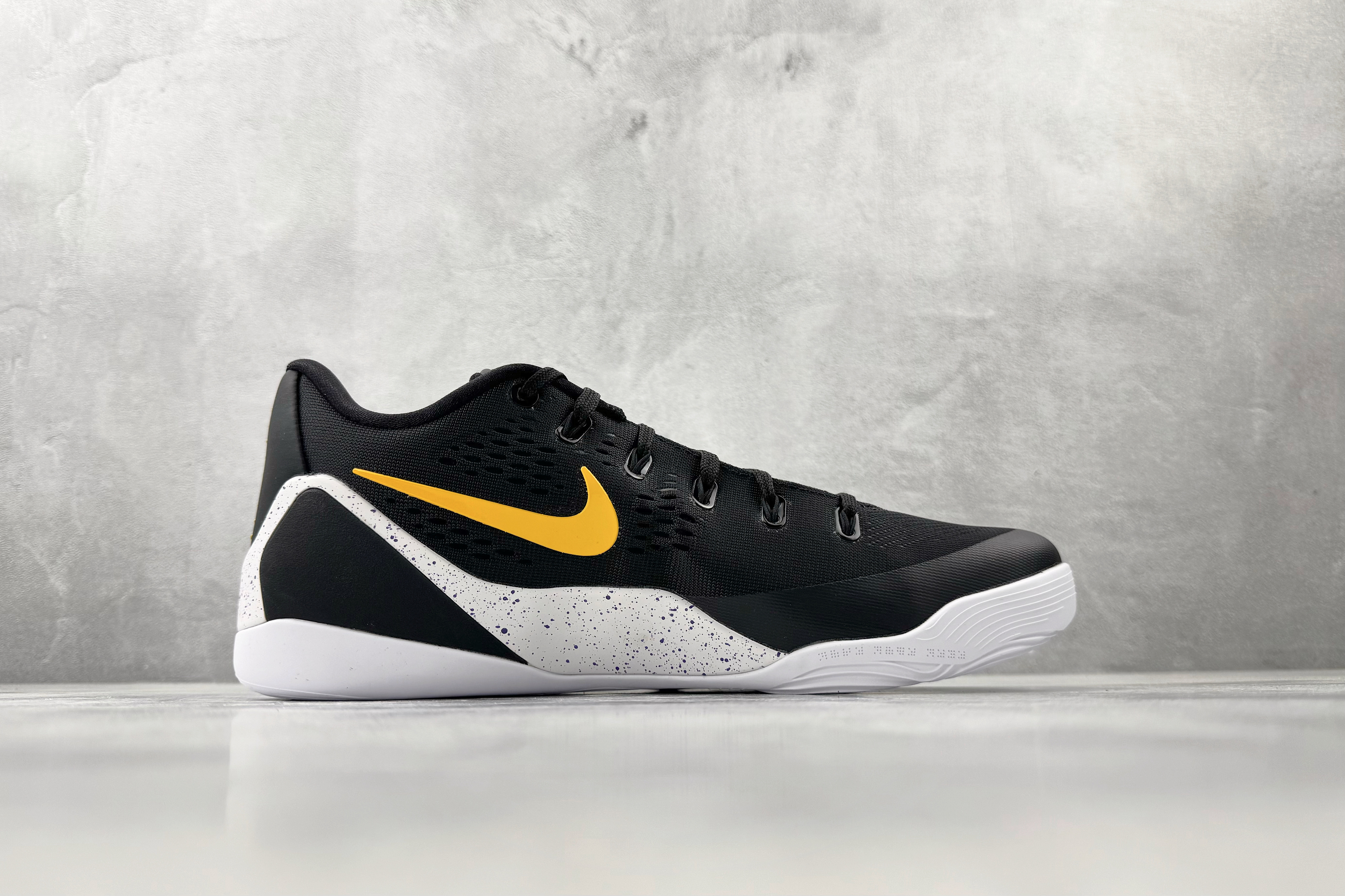 kobe 9 系列（尺寸建議偏大0.5號拿）