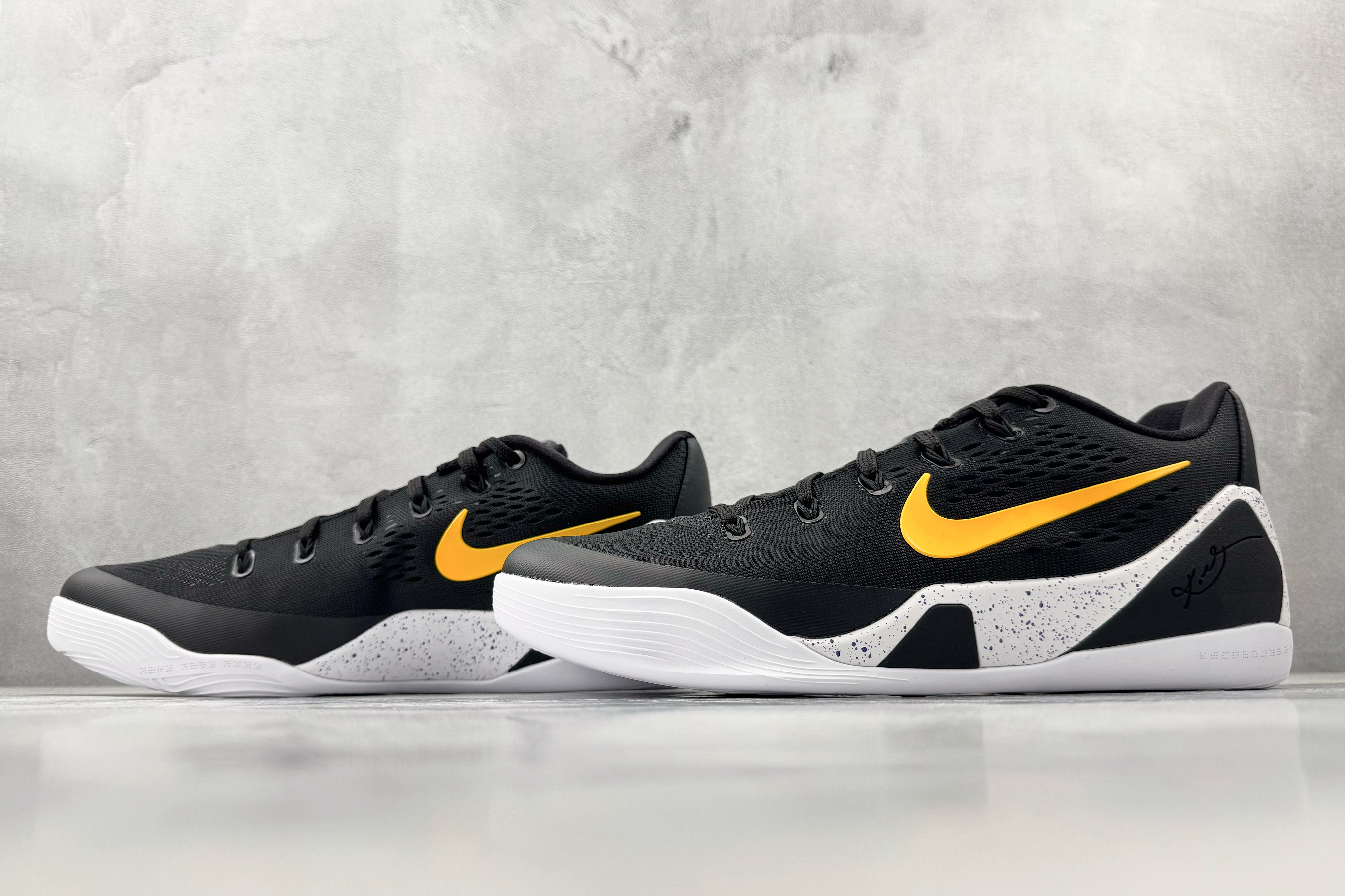 kobe 9 系列（尺寸建議偏大0.5號拿）