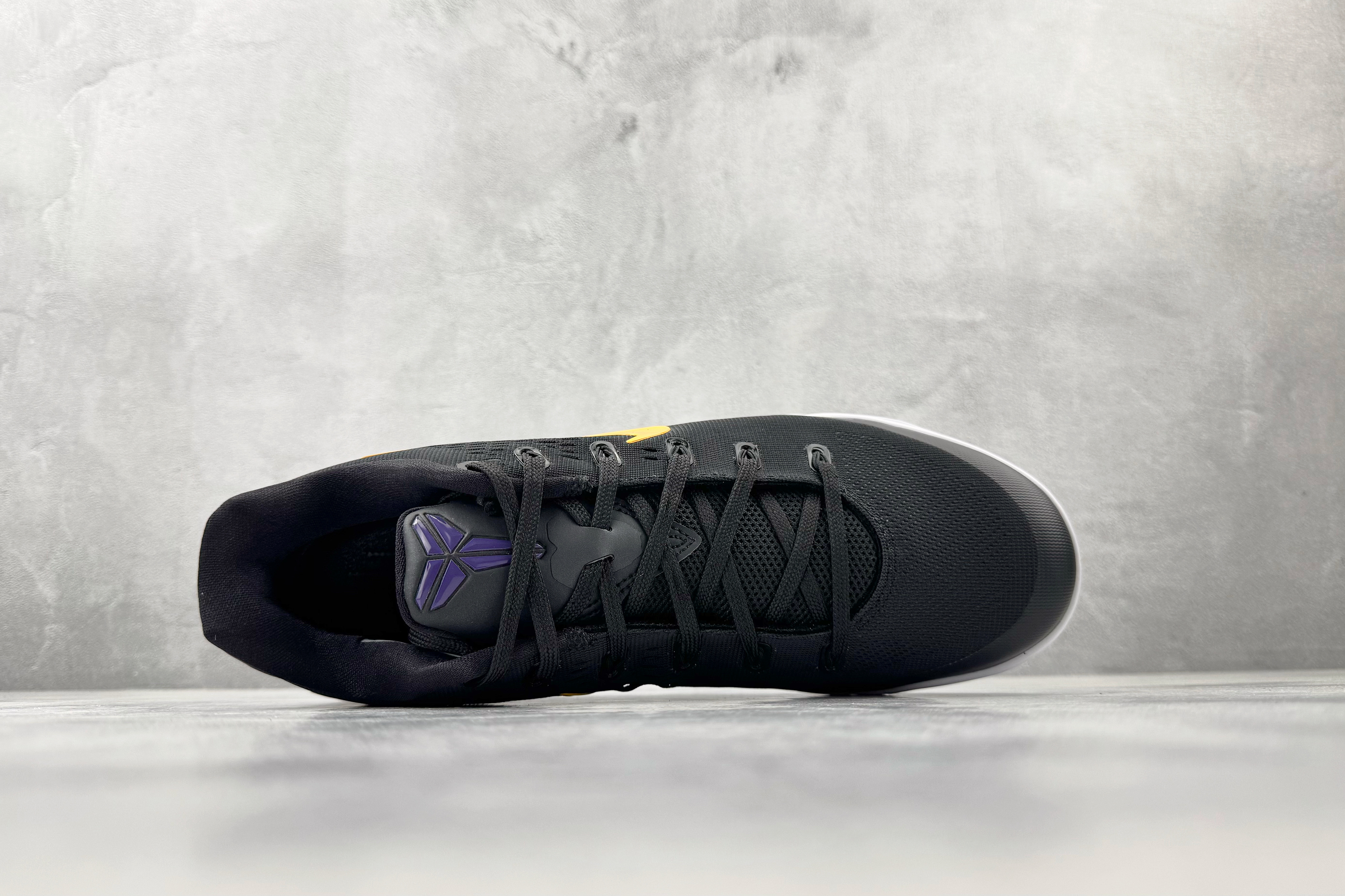 kobe 9 系列（尺寸建議偏大0.5號拿）