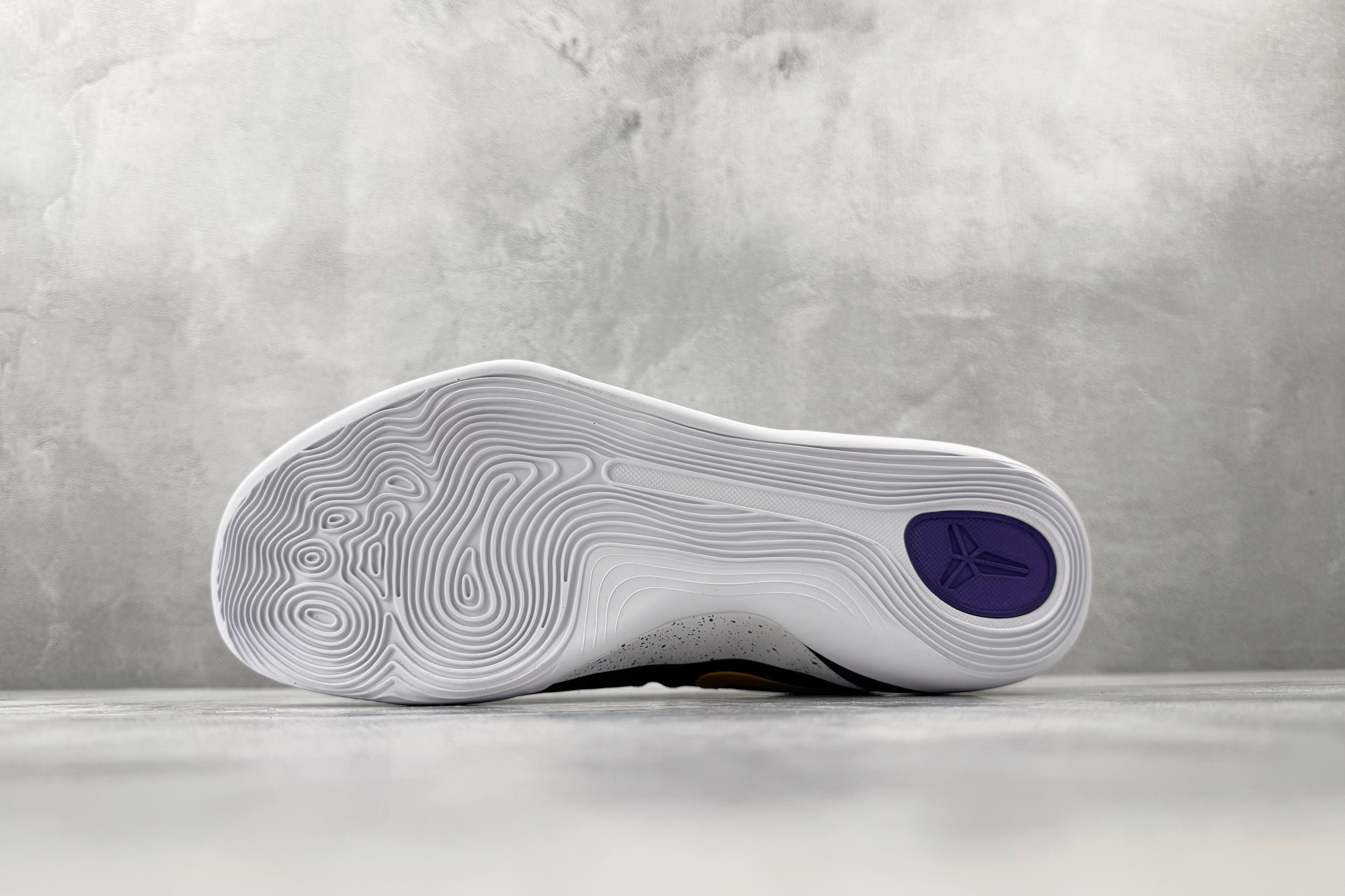 kobe 9 系列（尺寸建議偏大0.5號拿）