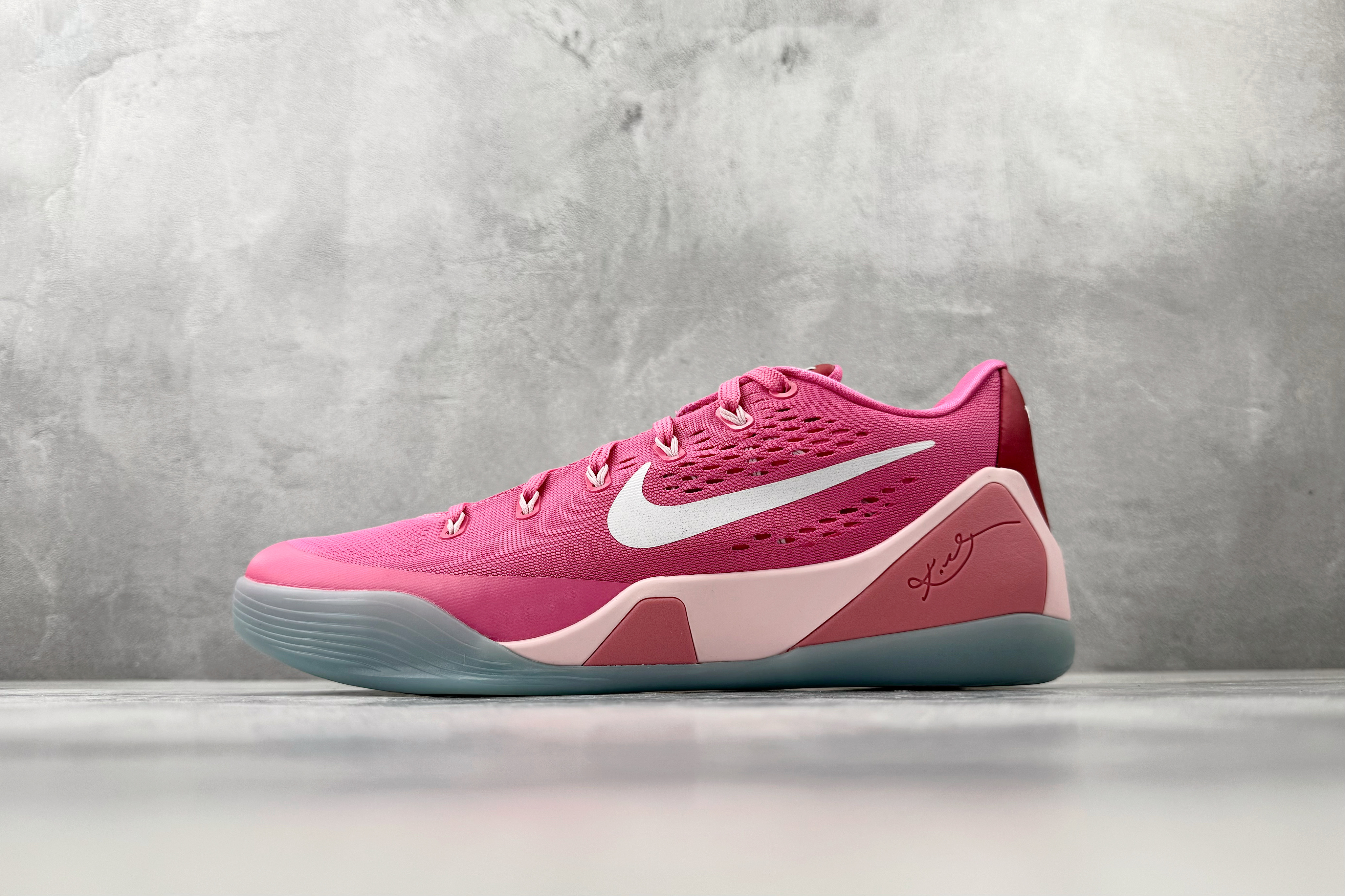kobe 9 系列（尺寸建議偏大0.5號拿）