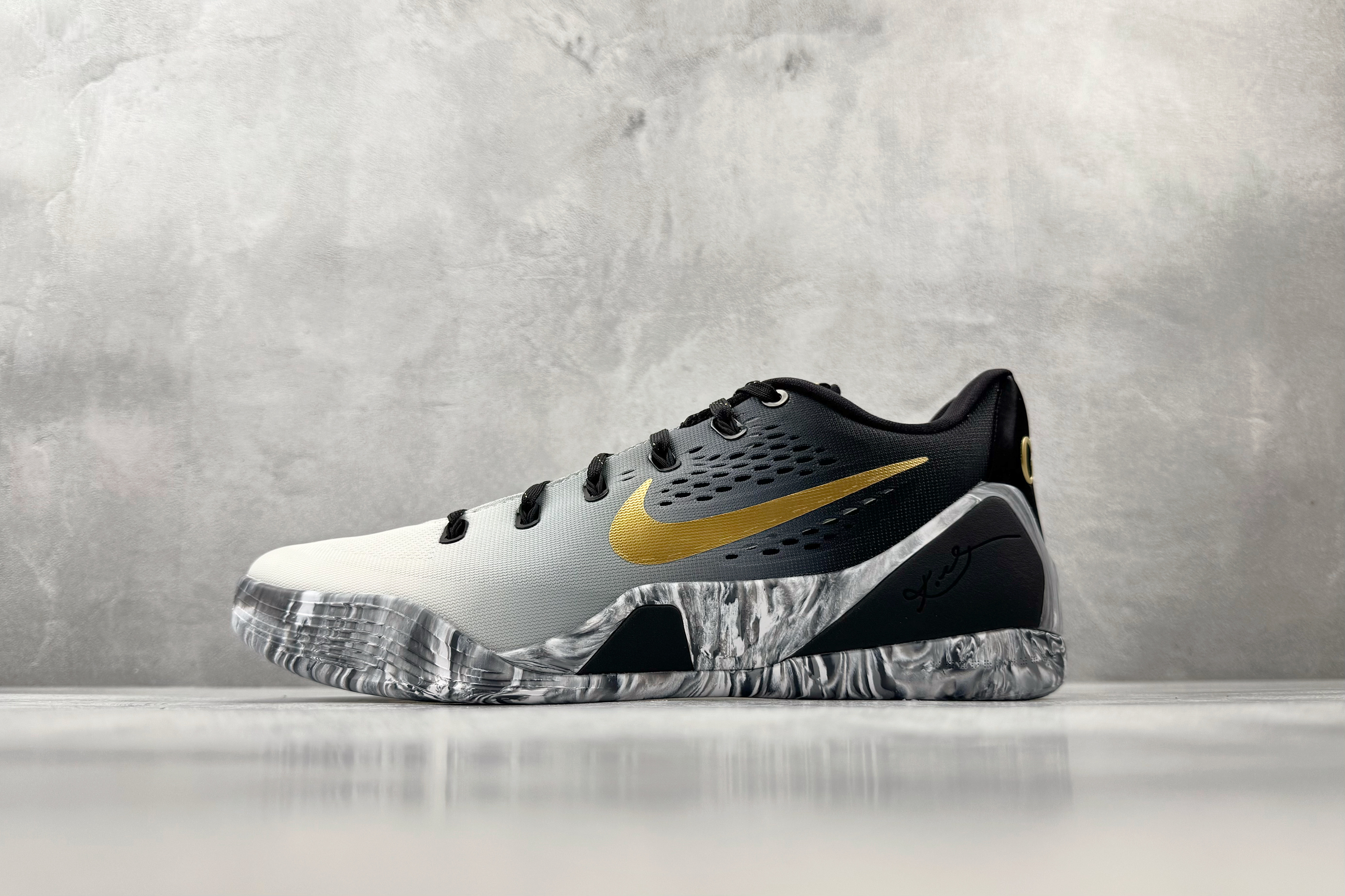 kobe 9 系列（尺寸建議偏大0.5號拿）