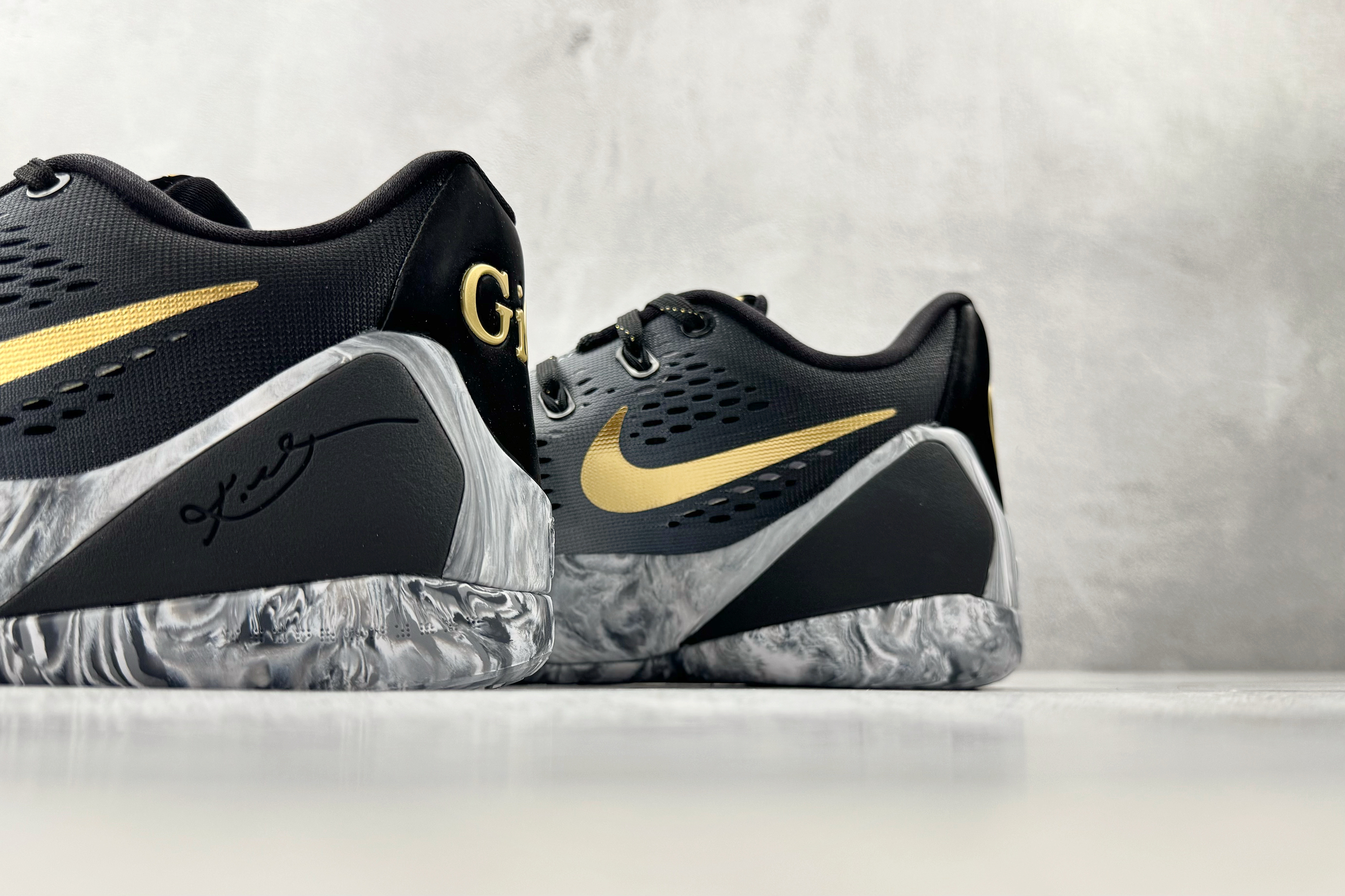kobe 9 系列（尺寸建議偏大0.5號拿）
