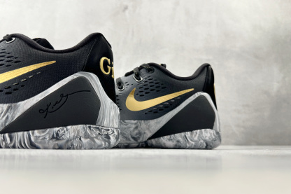 kobe 9 系列（尺寸建議偏大0.5號拿）