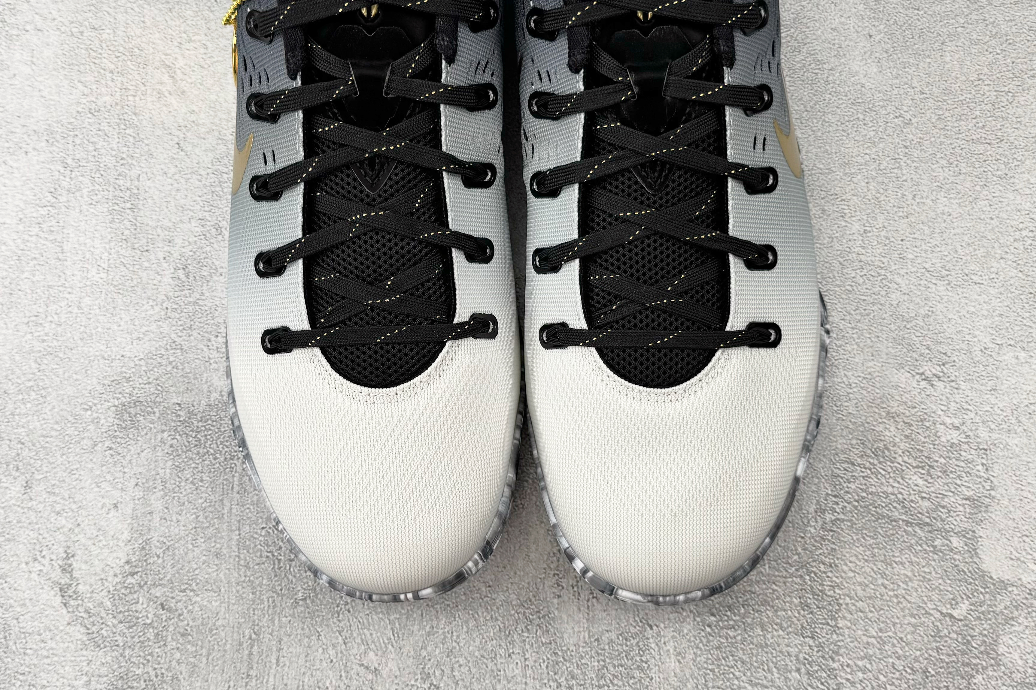 kobe 9 系列（尺寸建議偏大0.5號拿）