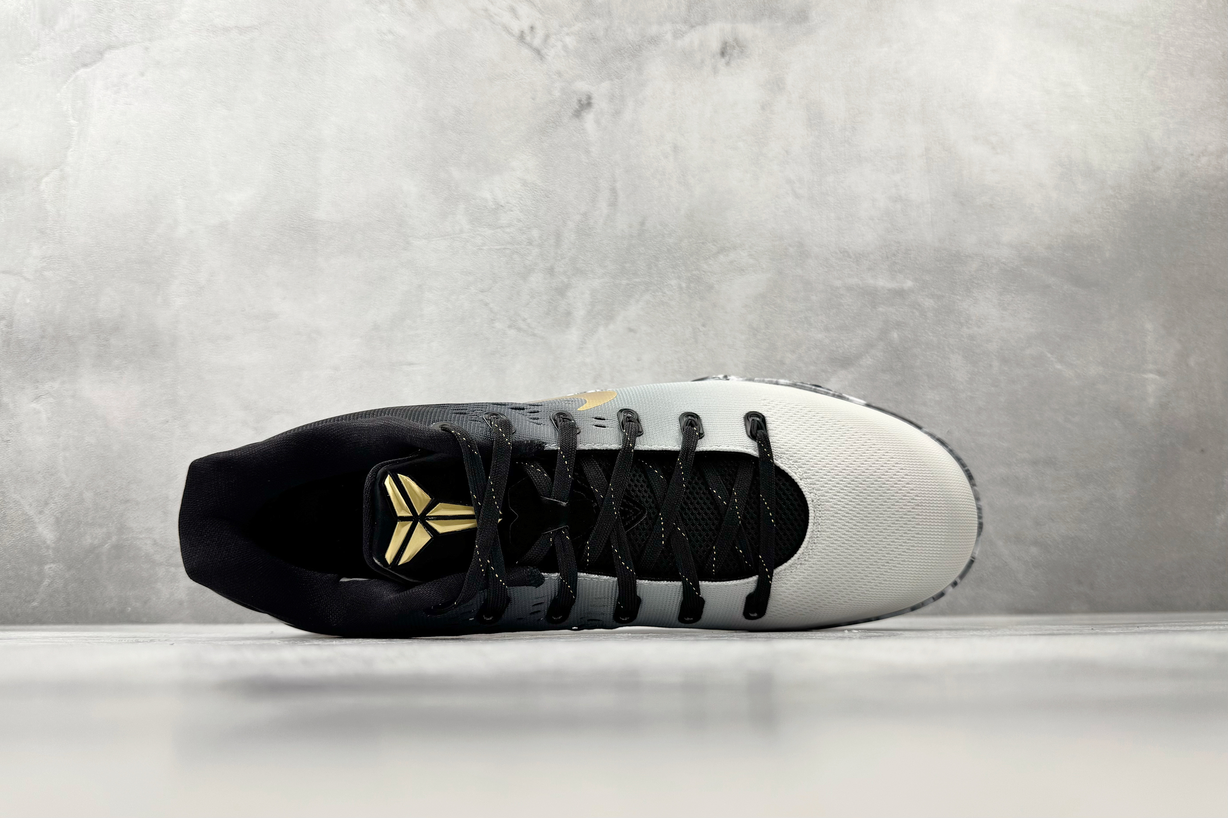 kobe 9 系列（尺寸建議偏大0.5號拿）