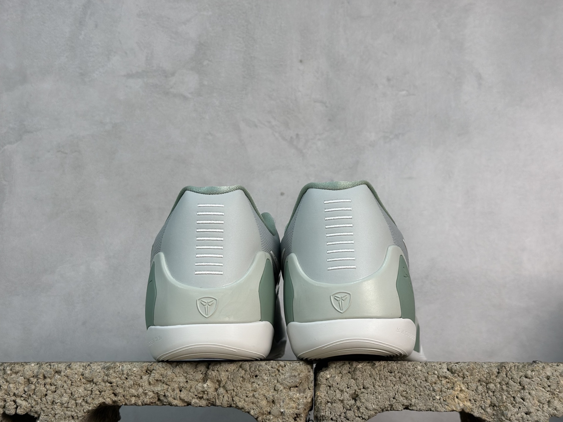 kobe 9 系列（尺寸建議偏大0.5號拿）