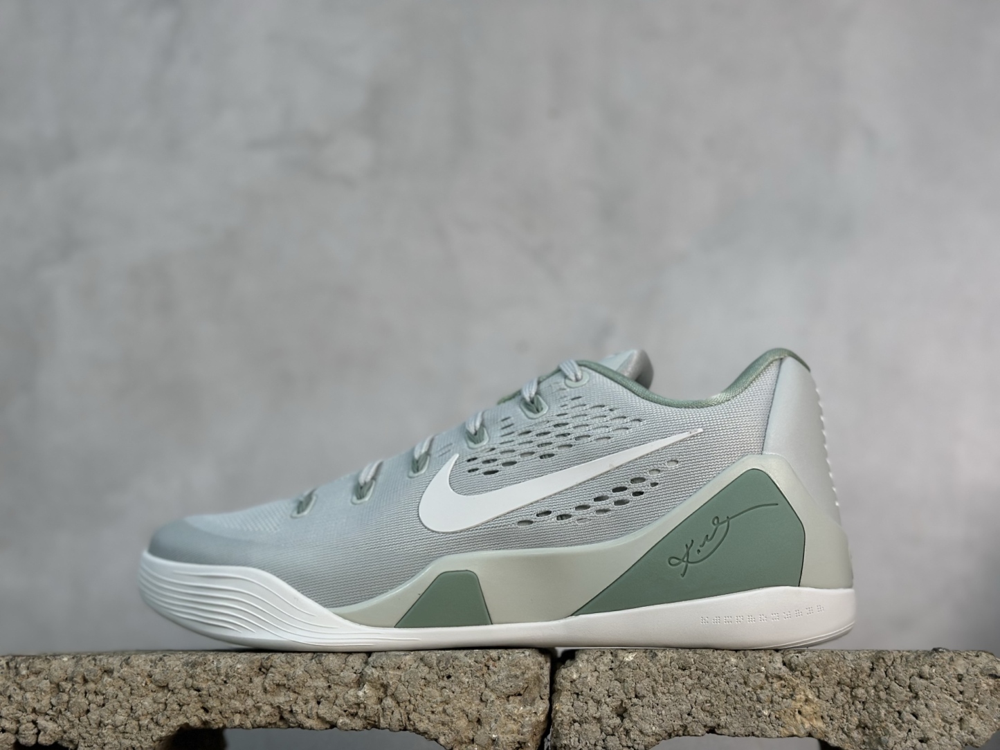 kobe 9 系列（尺寸建議偏大0.5號拿）