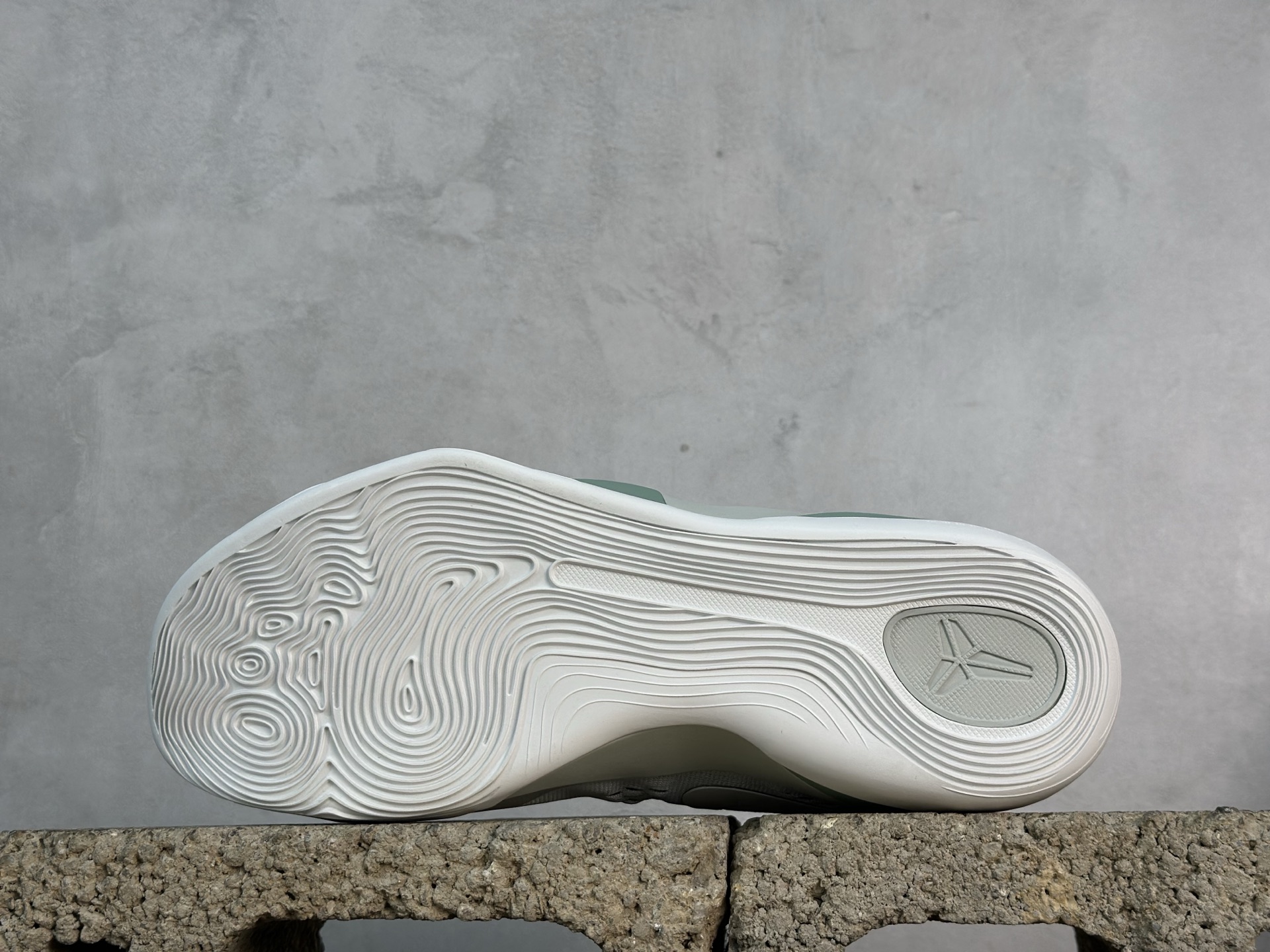 kobe 9 系列（尺寸建議偏大0.5號拿）