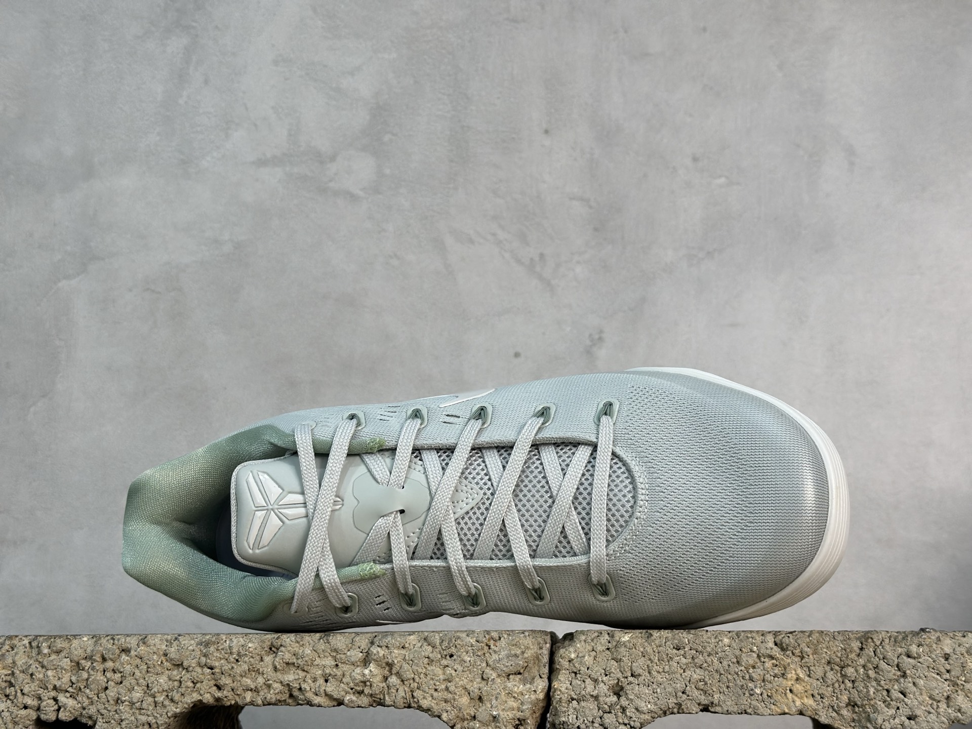 kobe 9 系列（尺寸建議偏大0.5號拿）