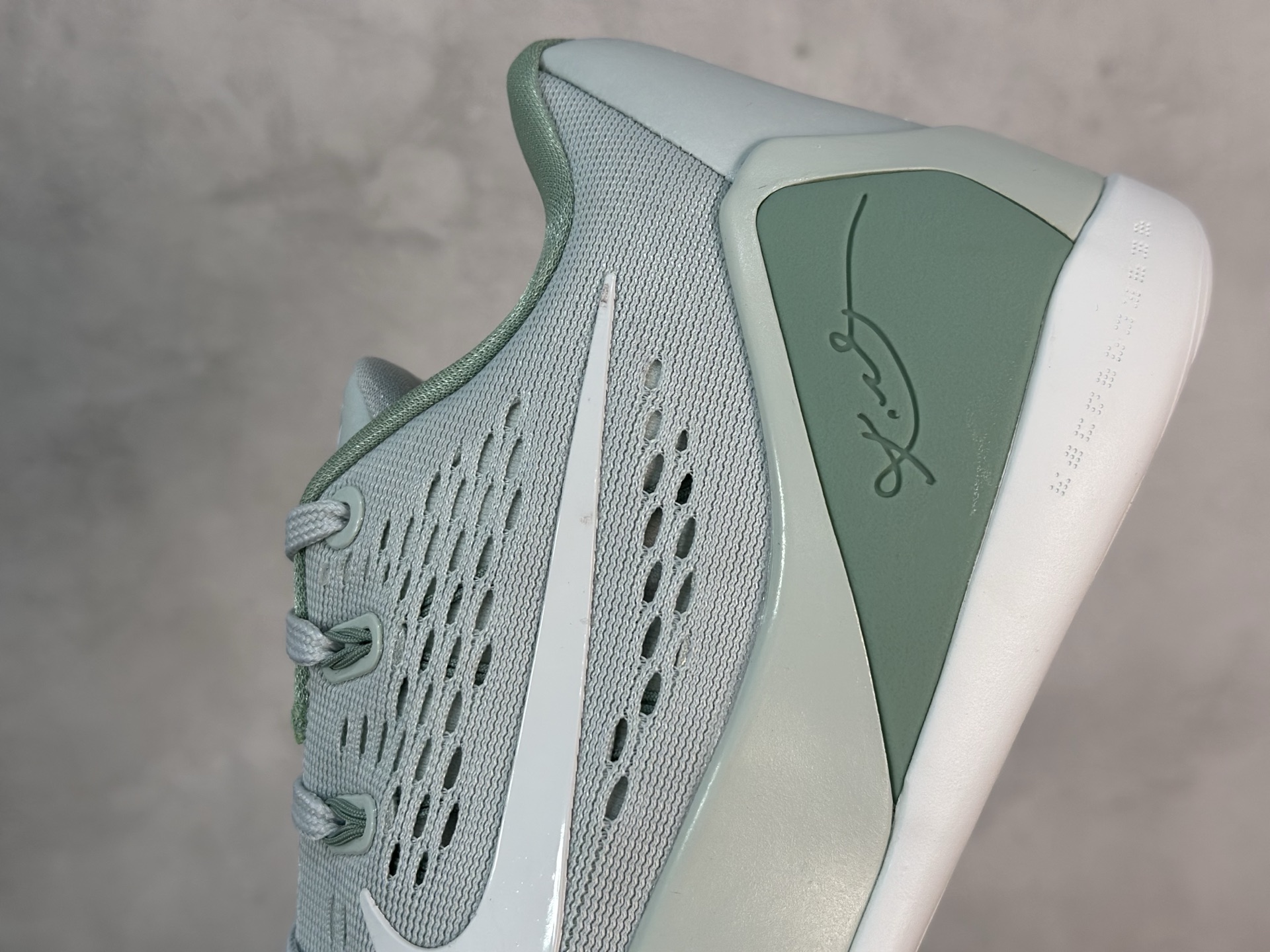 kobe 9 系列（尺寸建議偏大0.5號拿）