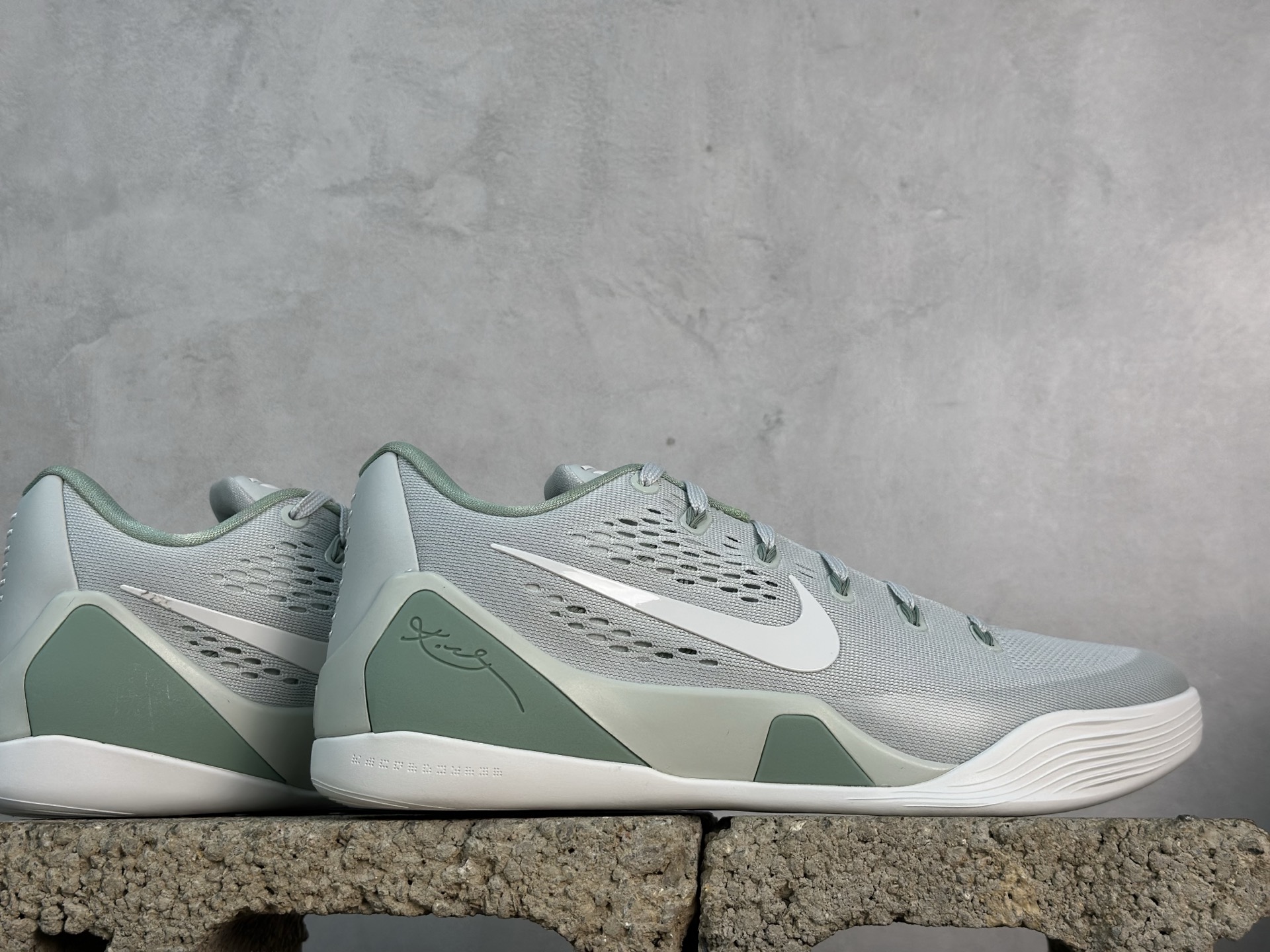 kobe 9 系列（尺寸建議偏大0.5號拿）