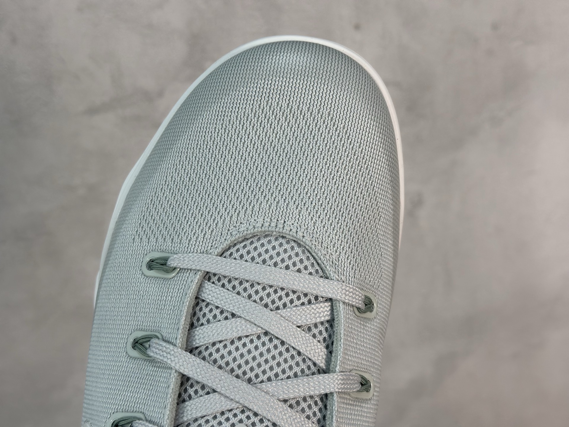 kobe 9 系列（尺寸建議偏大0.5號拿）