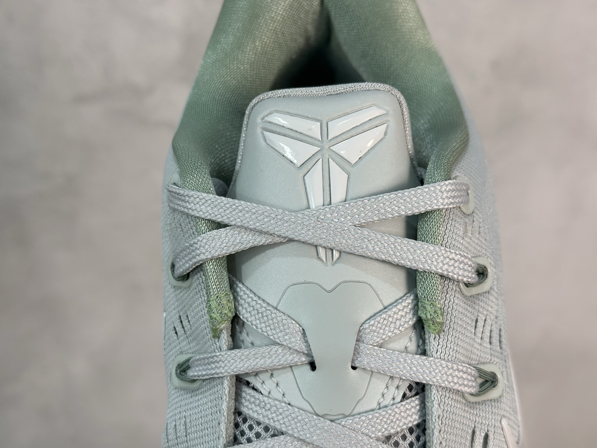 kobe 9 系列（尺寸建議偏大0.5號拿）