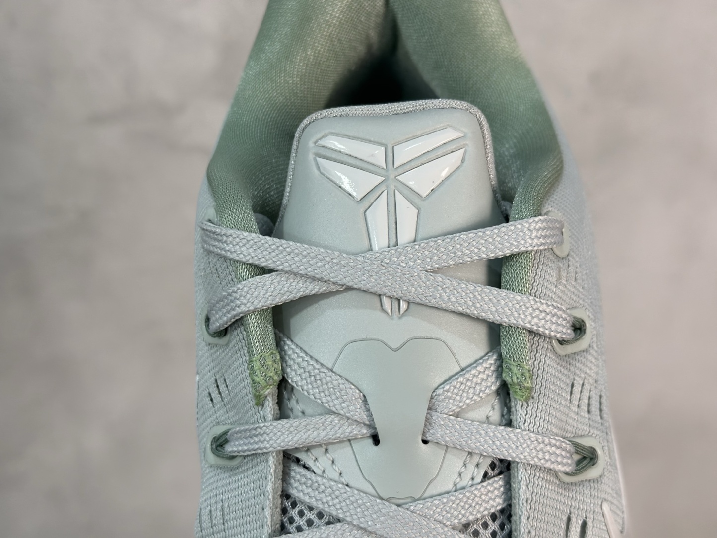 kobe 9 系列（尺寸建議偏大0.5號拿）
