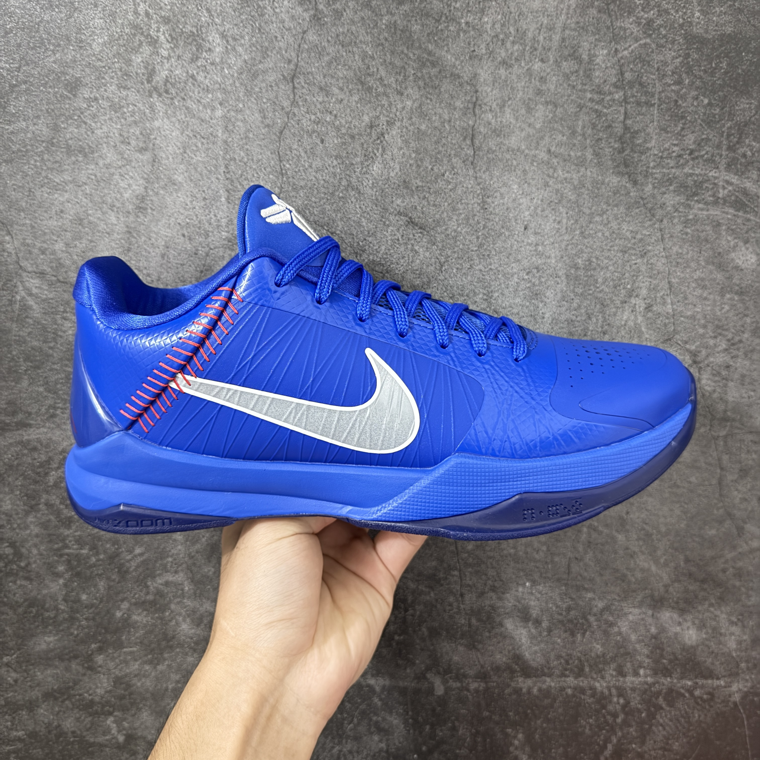 kobe 5 系列（尺寸建議偏大0.5號拿）