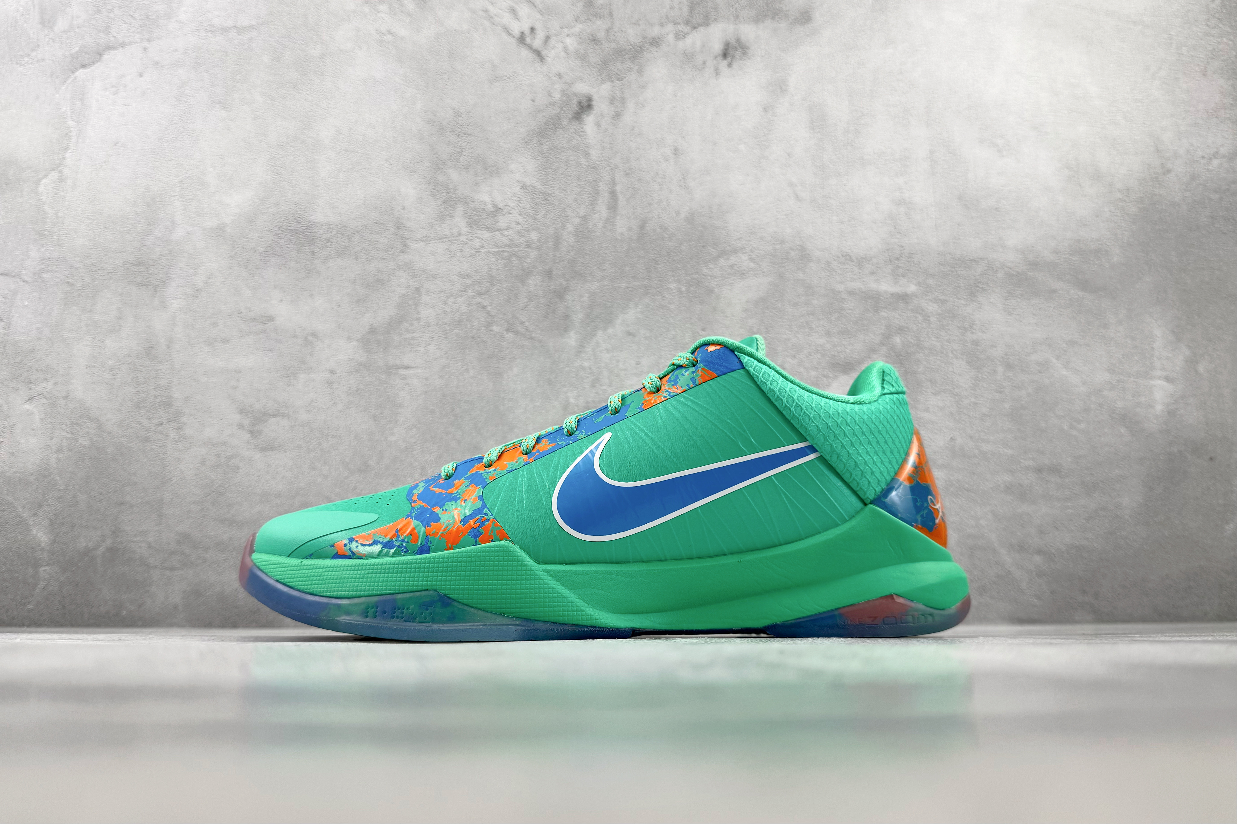 kobe 5 系列（尺寸建議偏大0.5號拿）