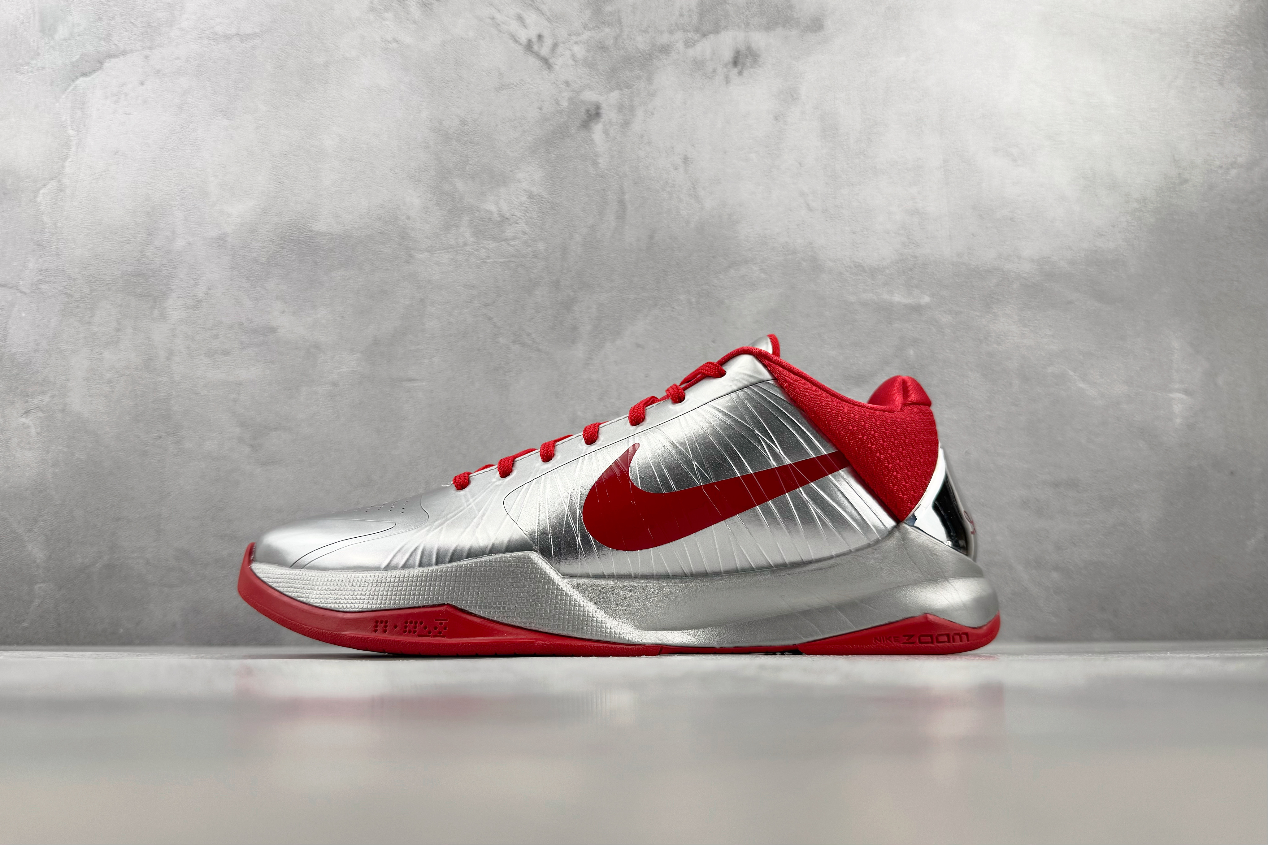 kobe 5 系列（尺寸建議偏大0.5號拿）