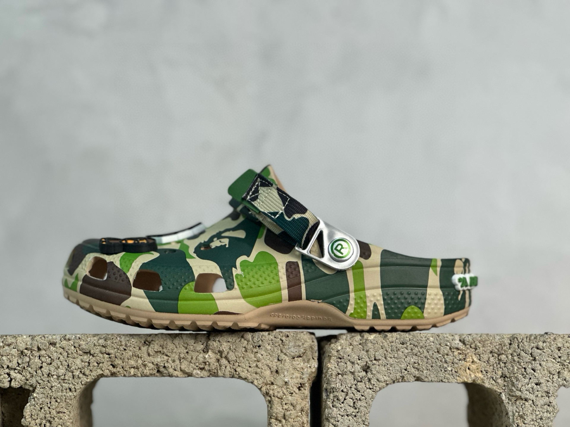 Crocs bape 聯名
