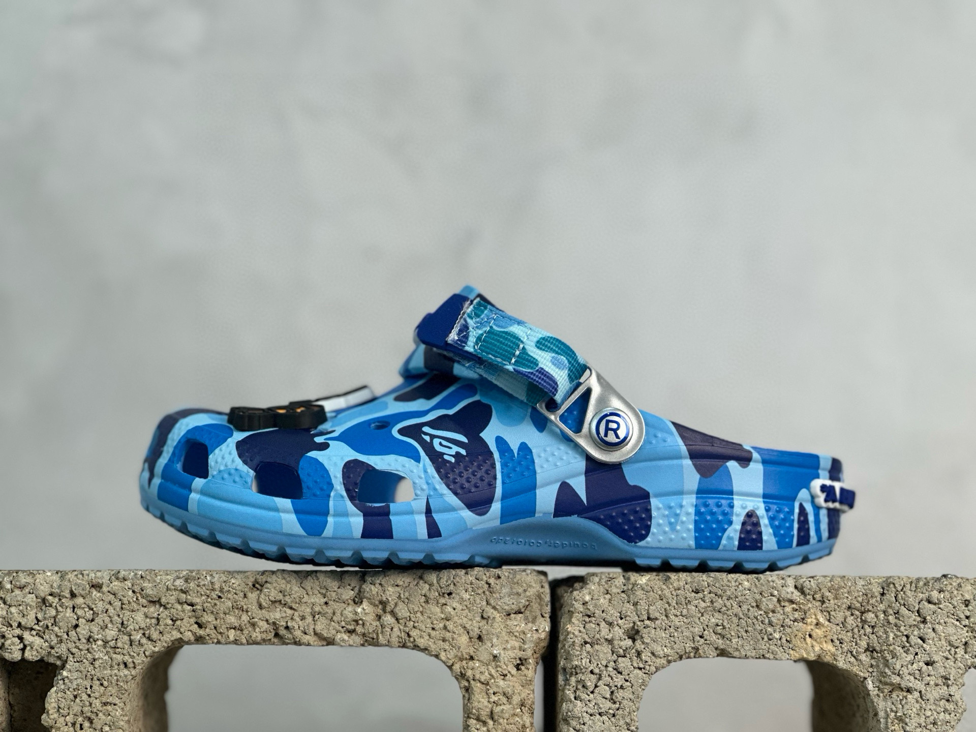 Crocs bape 聯名