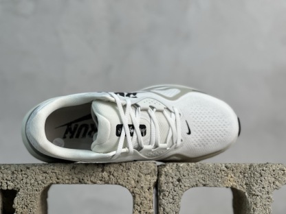 Nike Air Zoom Structure 26