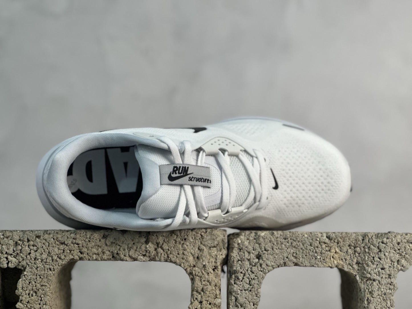 Nike Air Zoom Structure 26