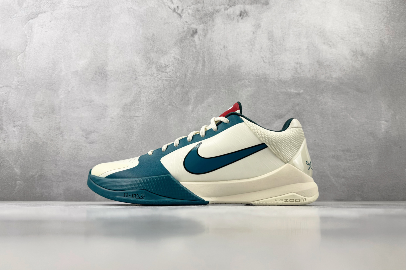 kobe 5 系列（尺寸建議偏大0.5號拿）