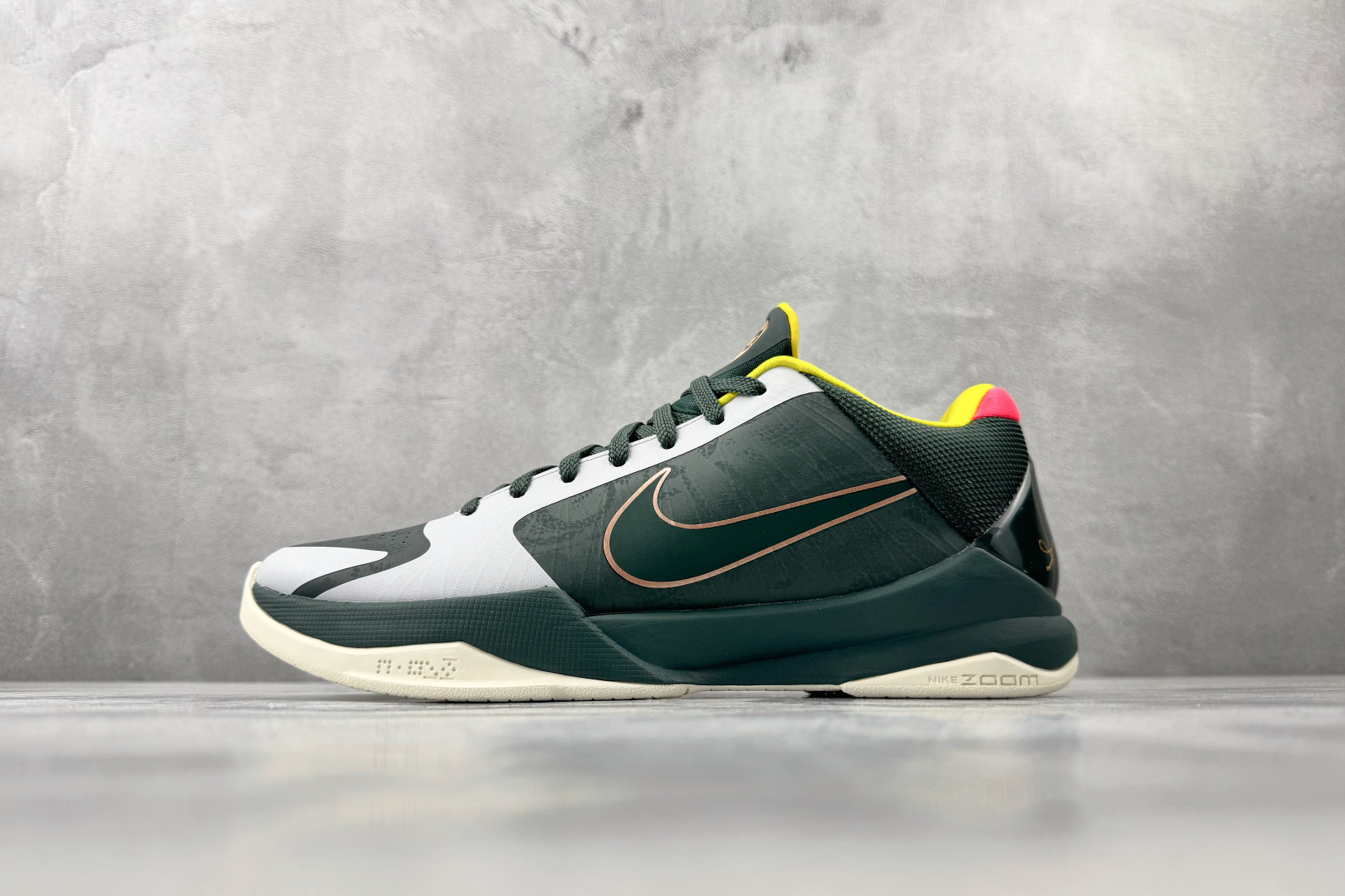 kobe 5 系列（尺寸建議偏大0.5號拿）