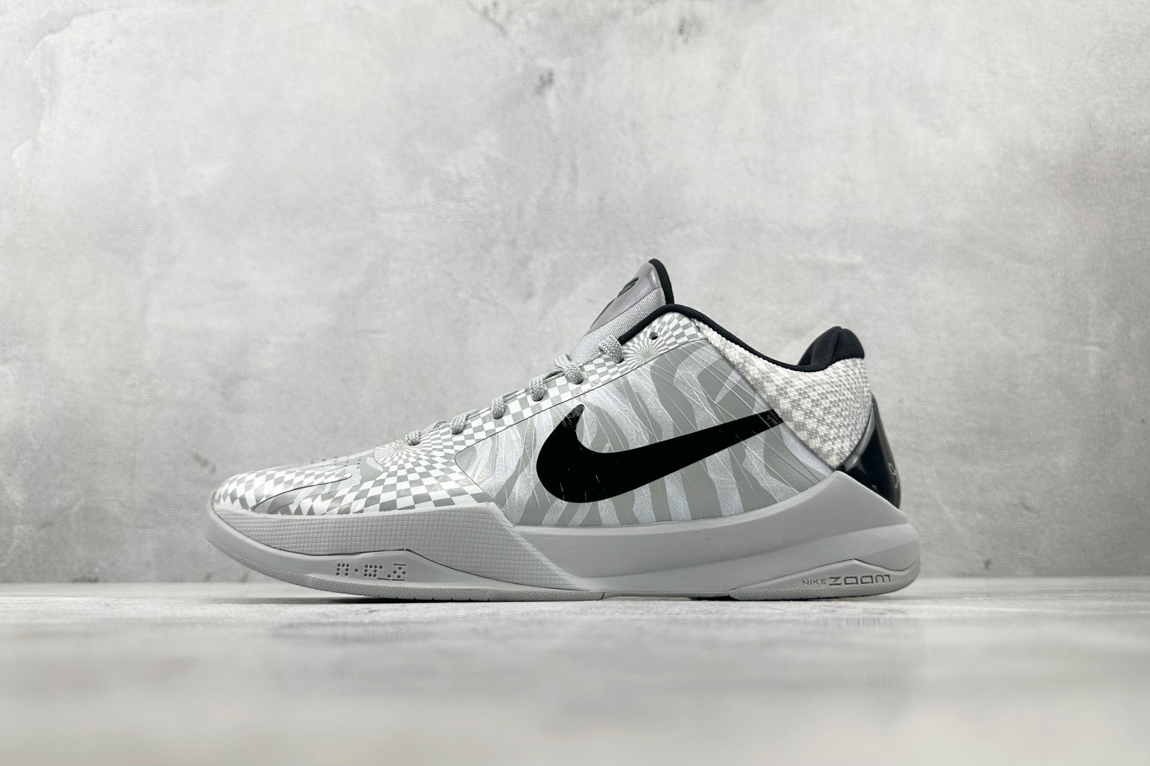 kobe 5 系列（尺寸建議偏大0.5號拿）