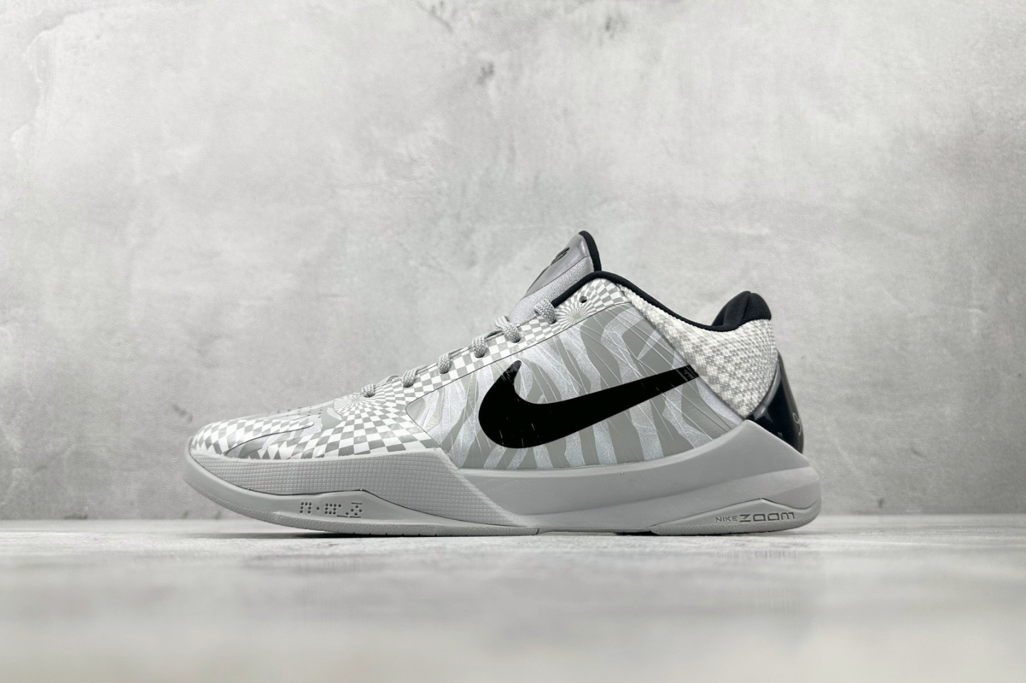 kobe 5 系列（尺寸建議偏大0.5號拿）