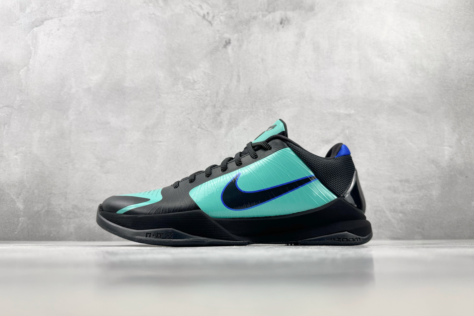 kobe 5 系列（尺寸建議偏大0.5號拿）
